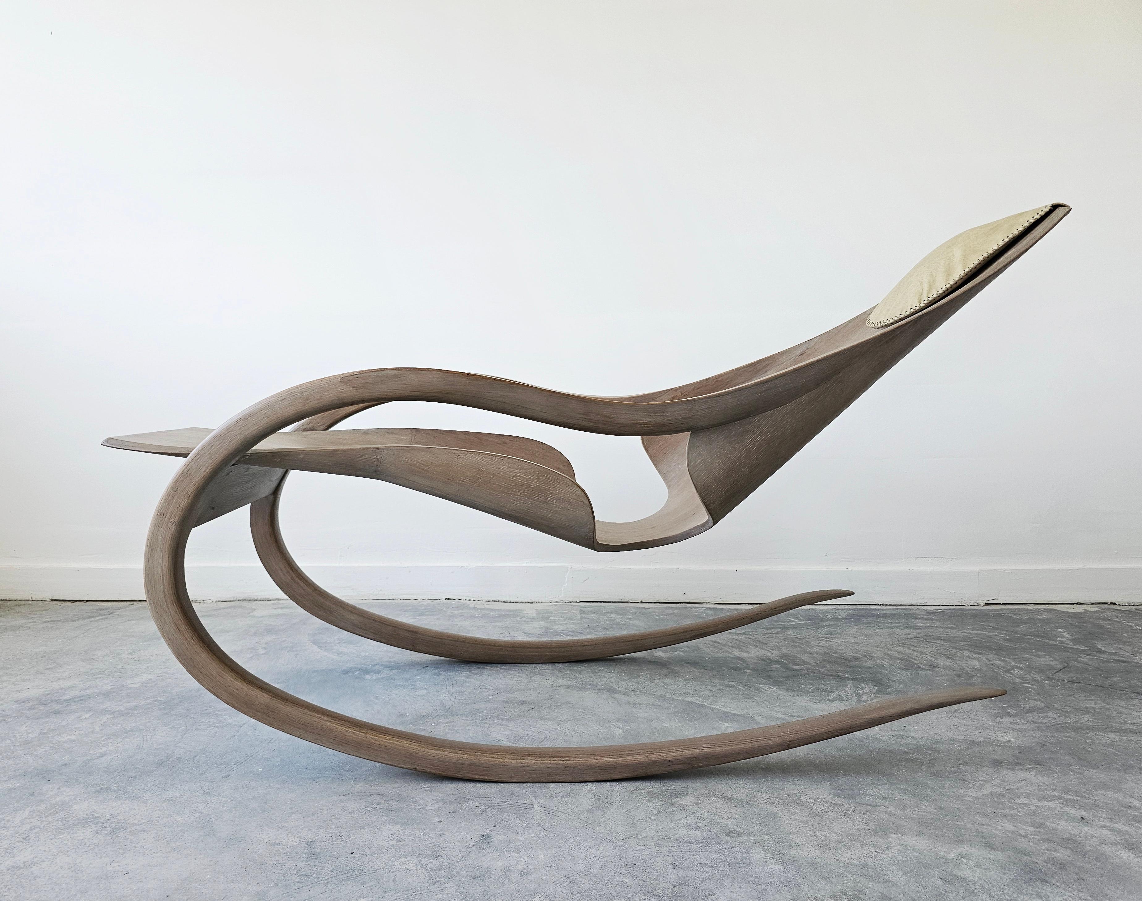 Stampato Sedia a dondolo scultorea realizzata in compensato di frassino modellato nello stile di Wendell Castle in vendita