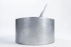 Chaise sculpturale Rolle de Jonathan Nesci en aluminium roulé avec pad en cuir