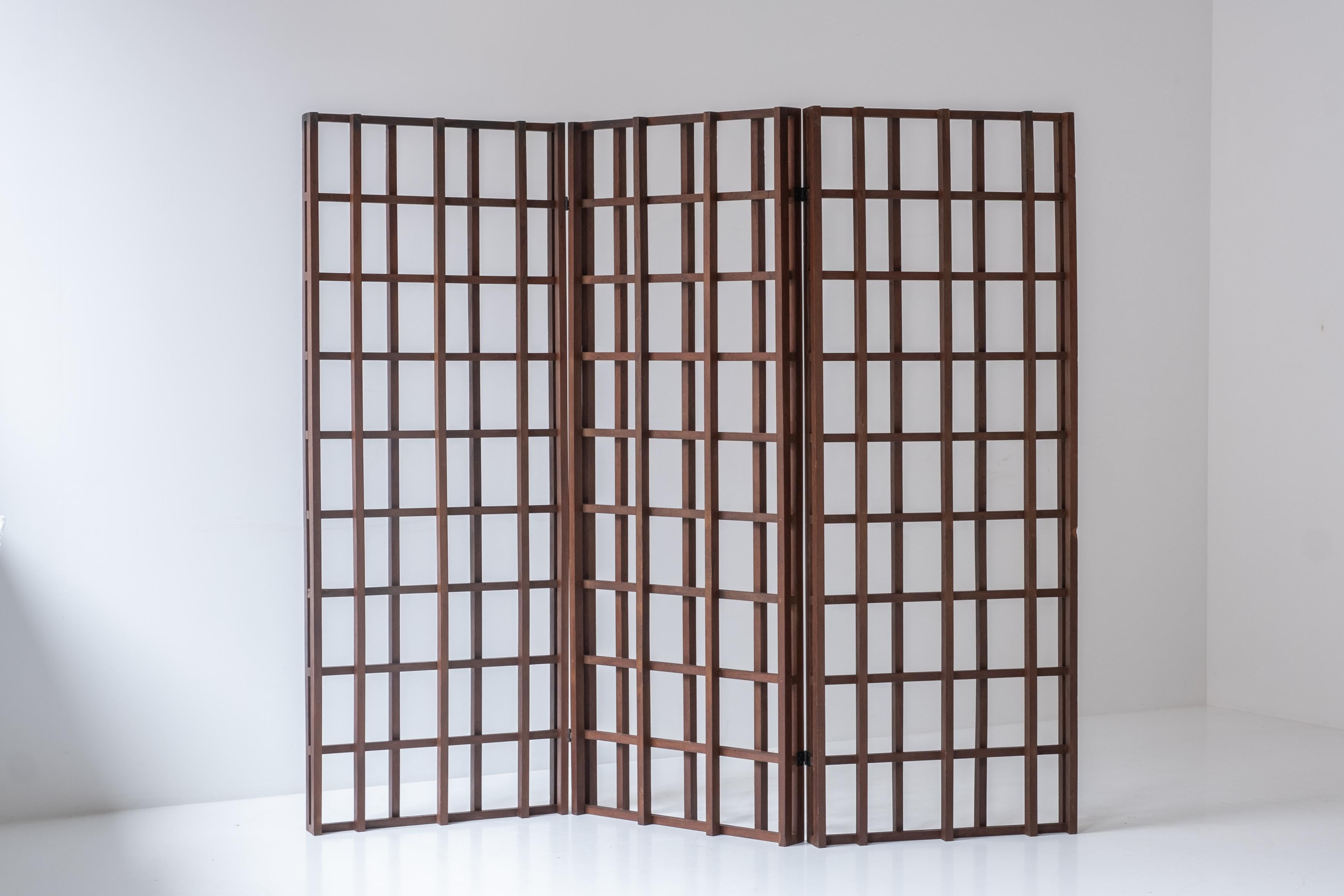 Sculptural room divider designed and manufactured in Italy during the 1960s. In Good Condition For Sale In Antwerp, BE