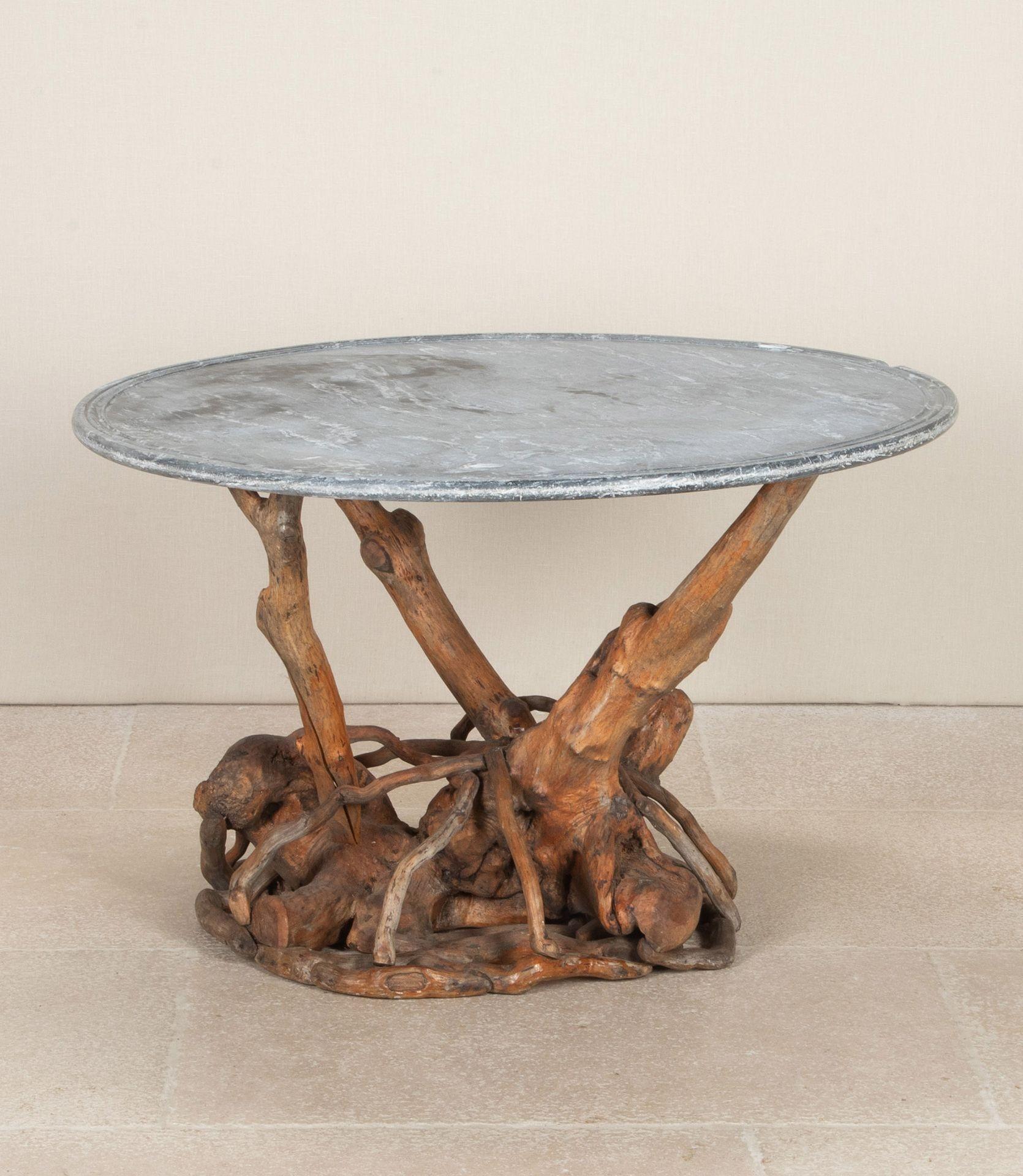 Base de mesa de raíz maravillosamente escultórica y rústica con tablero de mármol abombado del siglo XIX.