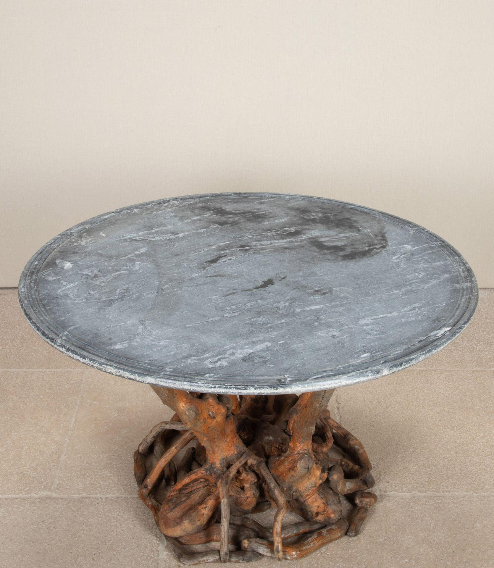 Mesa de raíz escultórica con tapa de mármol del siglo XIX Rústico en venta