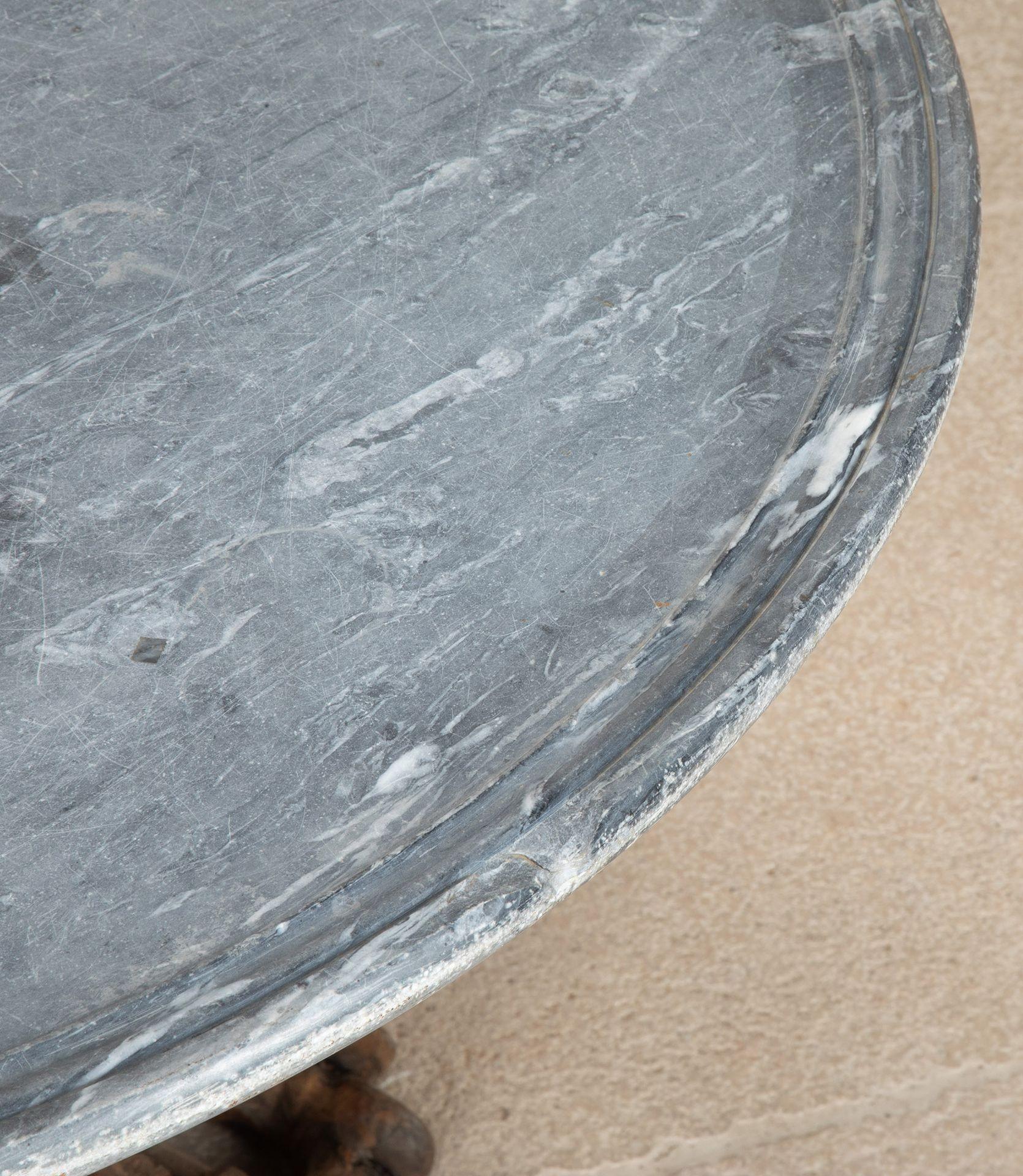 Mesa de raíz escultórica con tapa de mármol del siglo XIX Mármol en venta