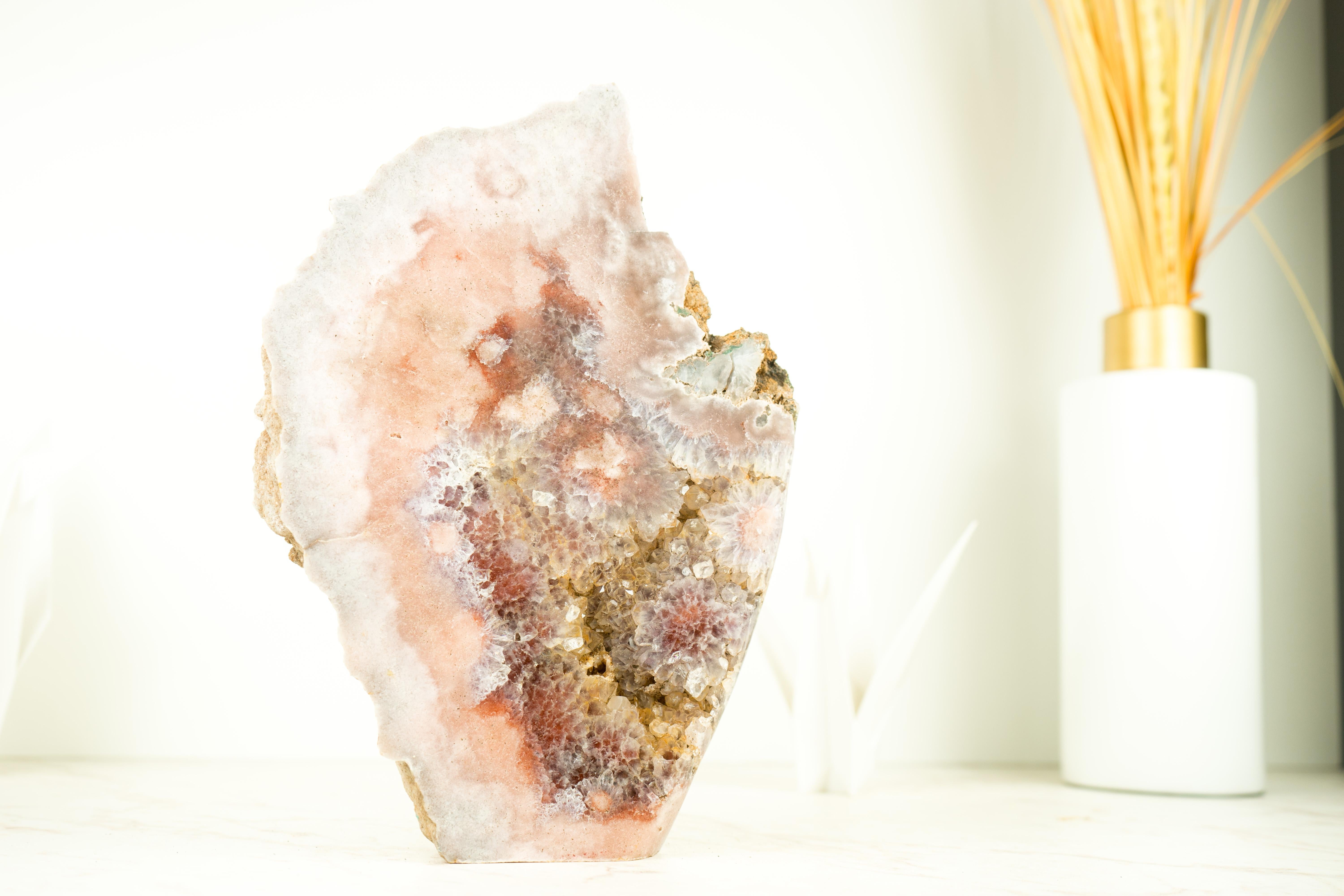 Geoda escultórica de amatista rosa con amatista rosa y roja, cristal decorativo en Nuevo estado para la venta en Ametista Do Sul, BR