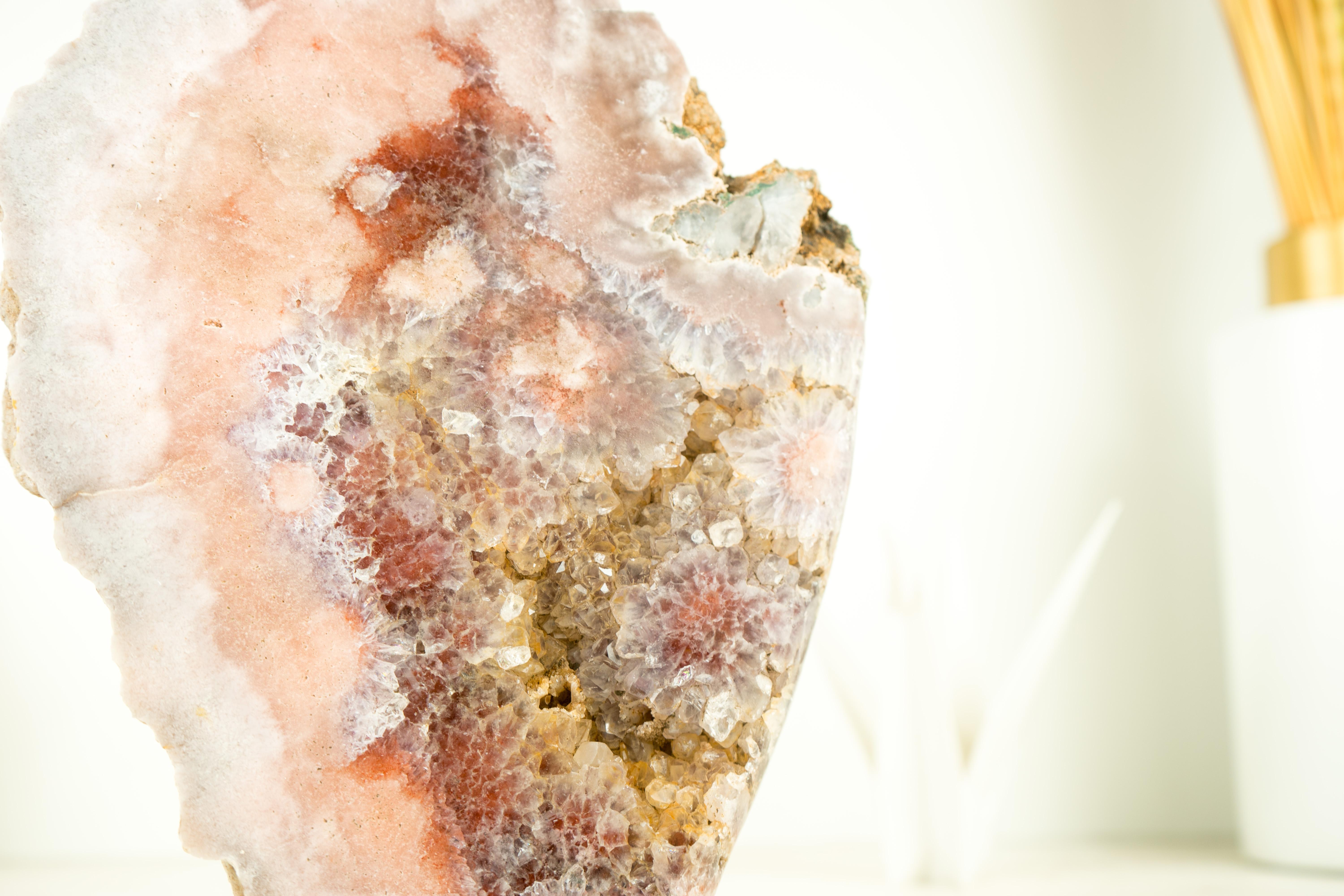 Geoda escultórica de amatista rosa con amatista rosa y roja, cristal decorativo Siglo XXI y contemporáneo en venta