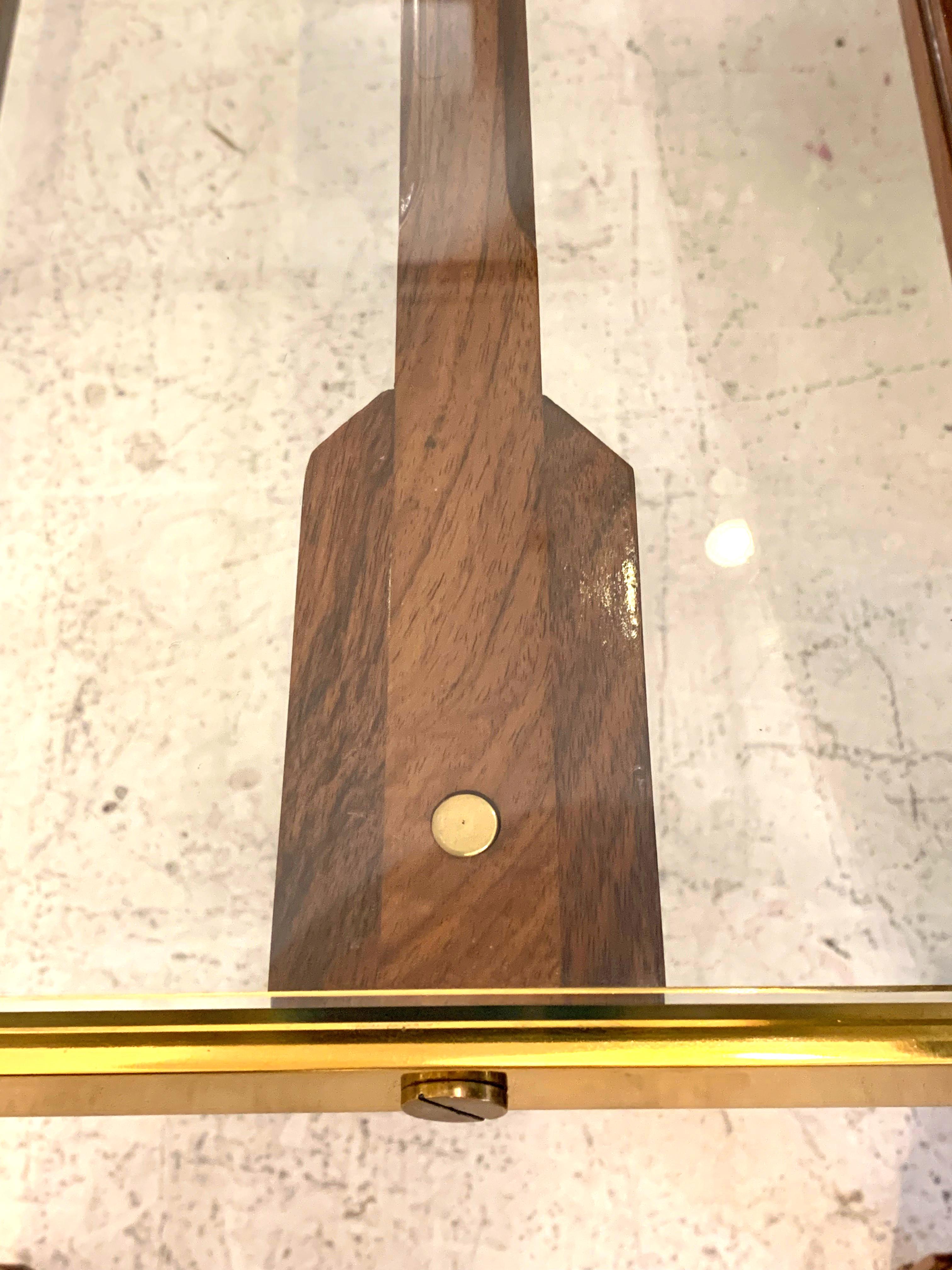 Table basse sculpturale en bois de rose et laiton en vente 2