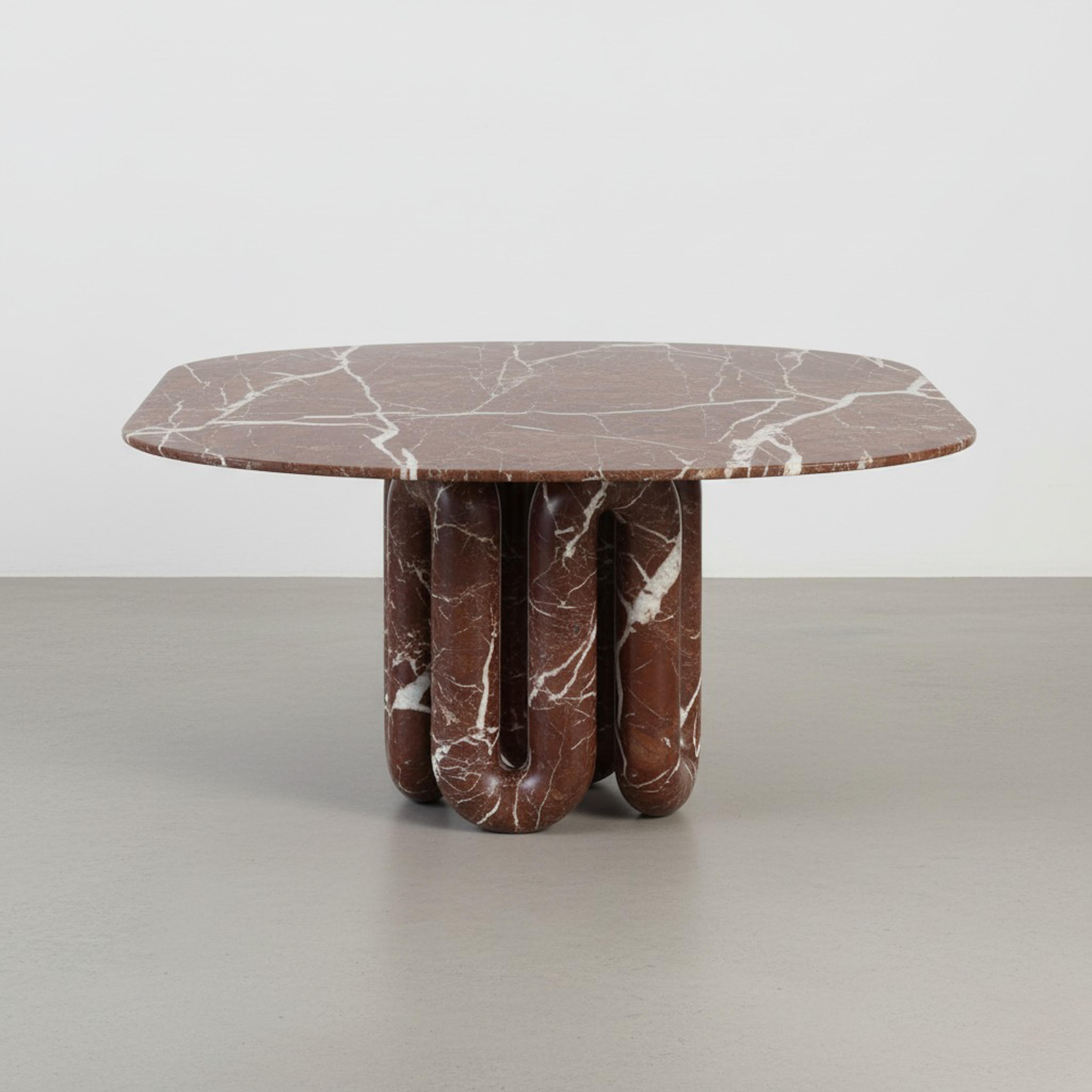 Turc Table à manger sculpturale Rosso Levanto - Rosso Levanto Massive Table en vente