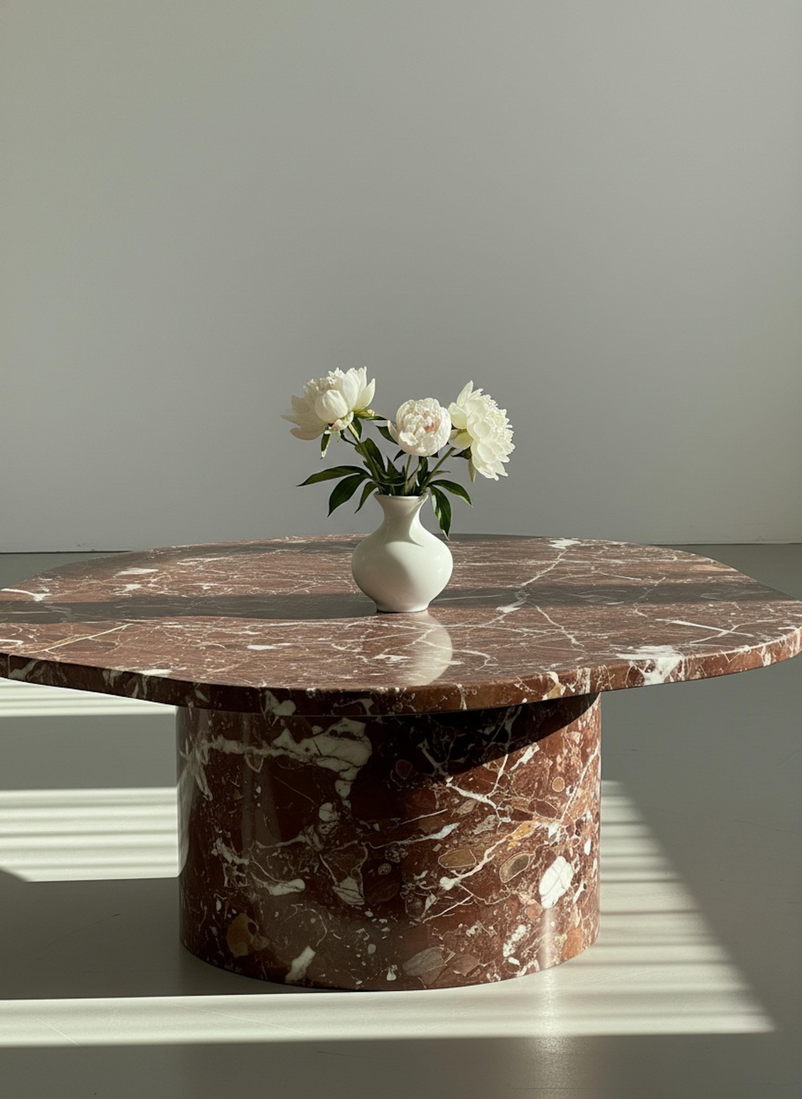 osso Levanto Marmor Couchtisch - Skulpturales italienisches Designerstück aus tiefrotem Marmor

MATERIAL: Echter italienischer Rosso-Levanto-Marmor
Farbe: Tiefes Burgunderrot mit natürlicher weißer Aderung
Die Form: Runde, skulpturale Silhouette -