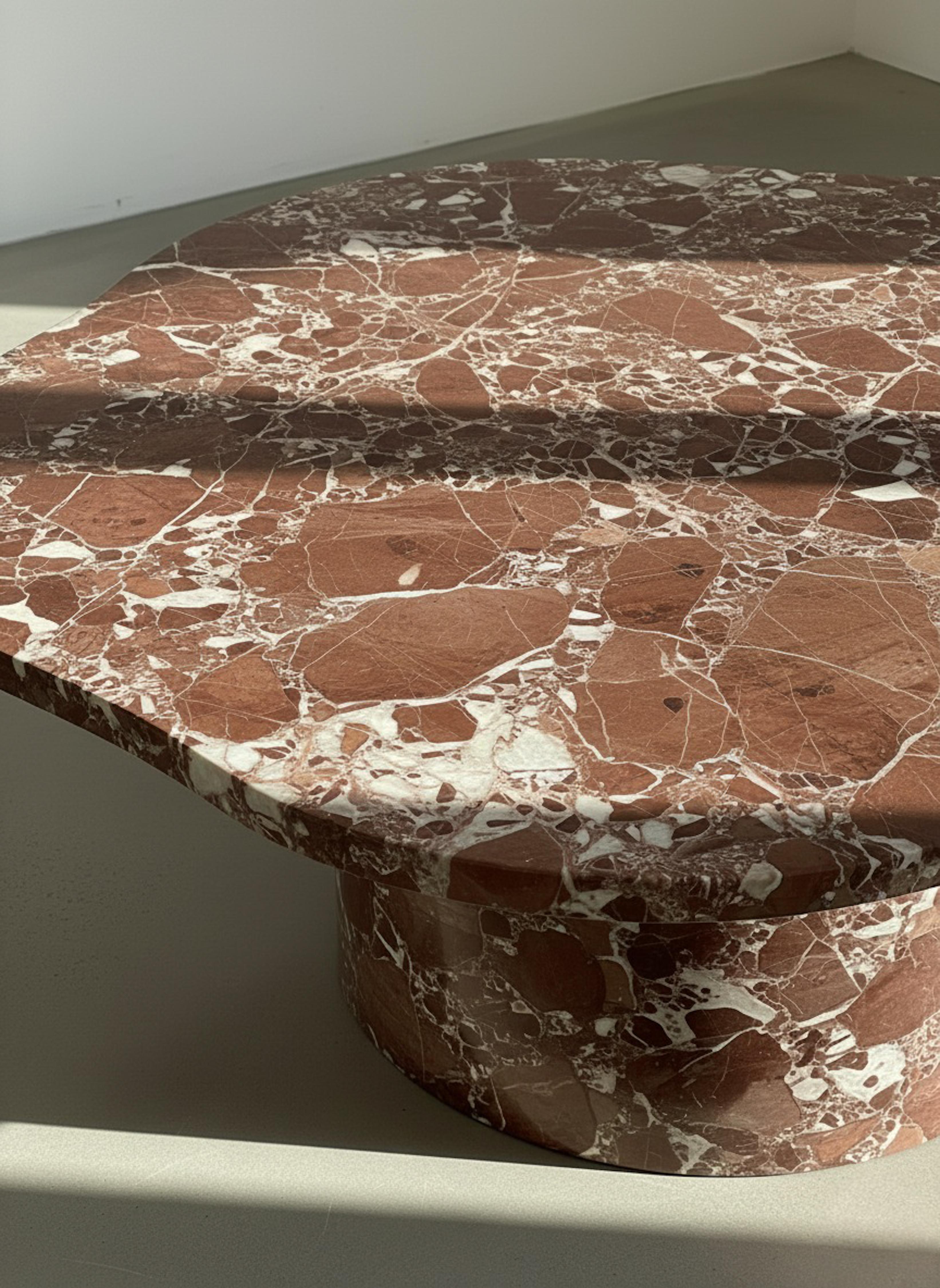 Skulpturaler Couchtisch aus Marmor Rosso Levanto - Collection'S Tisch aus rotem Marmor (Moderne) im Angebot