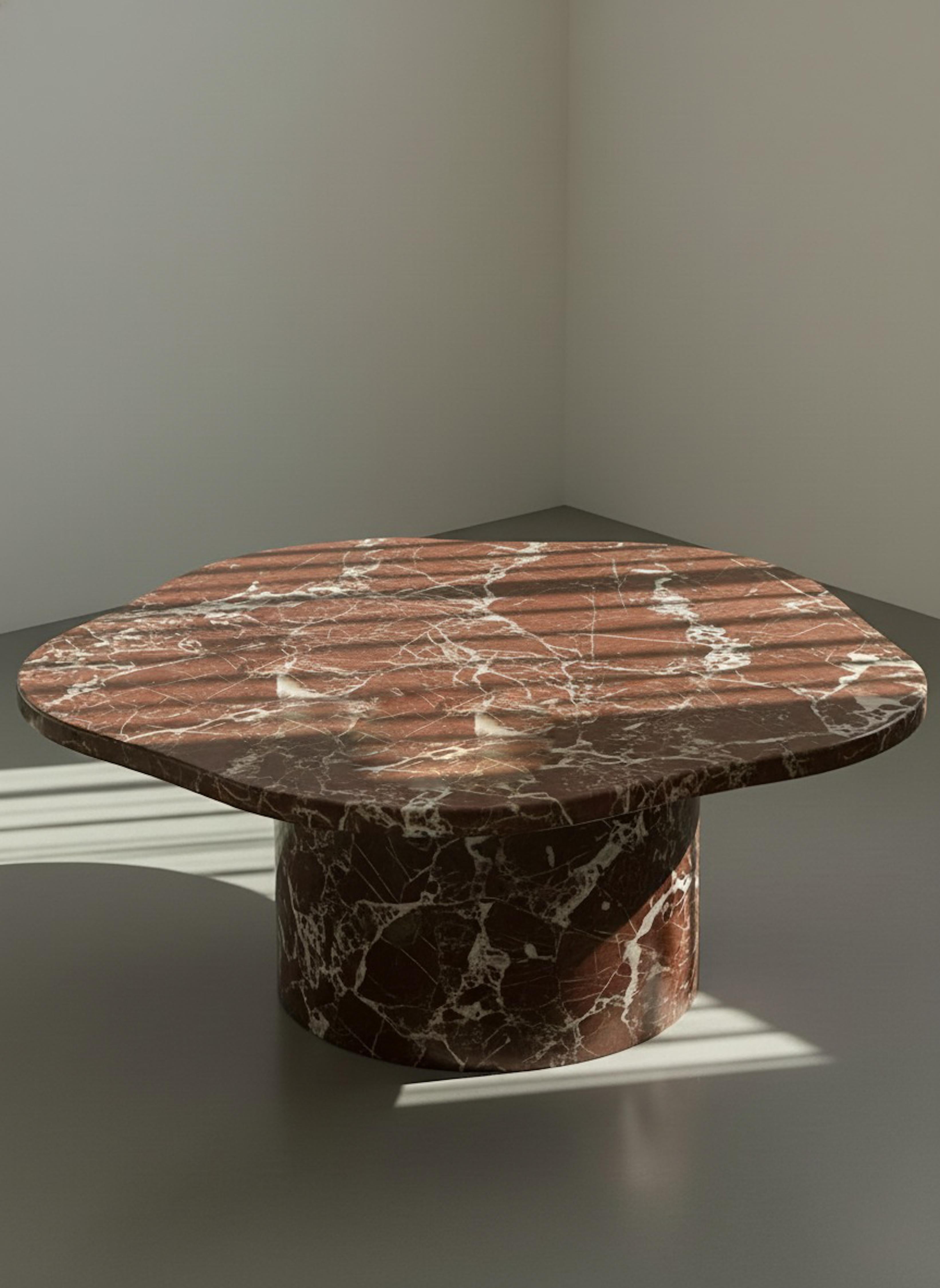 Skulpturaler Couchtisch aus Marmor Rosso Levanto - Collection'S Tisch aus rotem Marmor (Handgeschnitzt) im Angebot