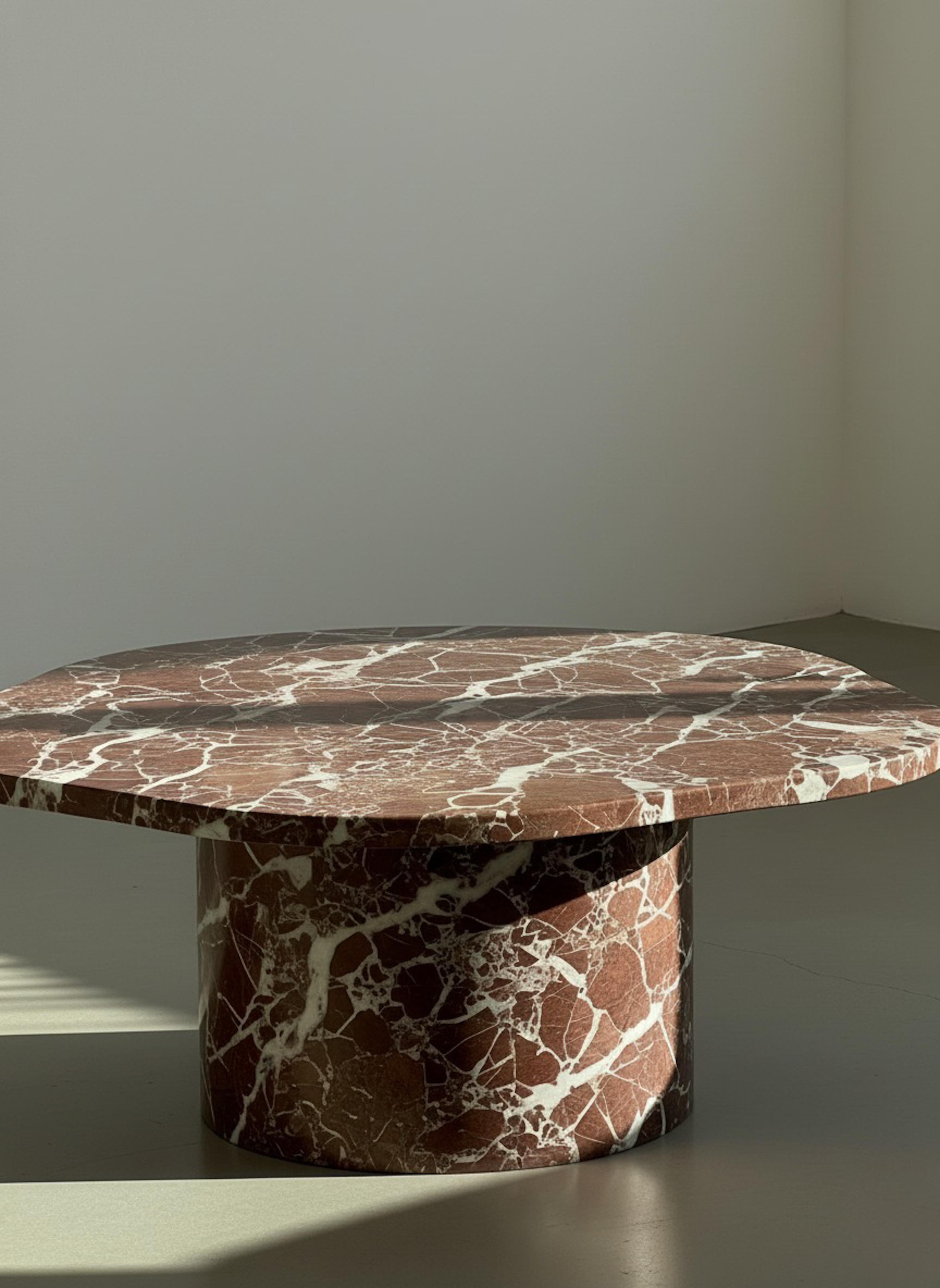 Skulpturaler Couchtisch aus Marmor Rosso Levanto - Collection'S Tisch aus rotem Marmor im Zustand „Neu“ im Angebot in İnegöl, TR