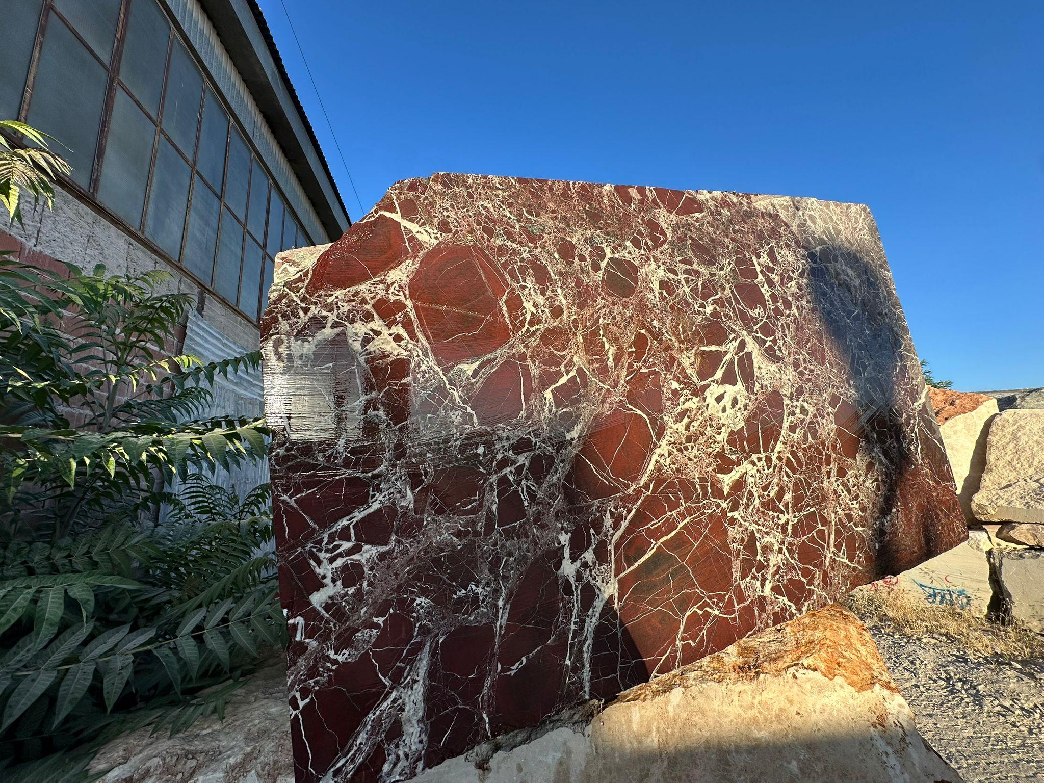 Tavolo consolle scultoreo in marmo Rosso Levanto - Tavolo da ingresso personalizzato in marmo rosso in vendita 3