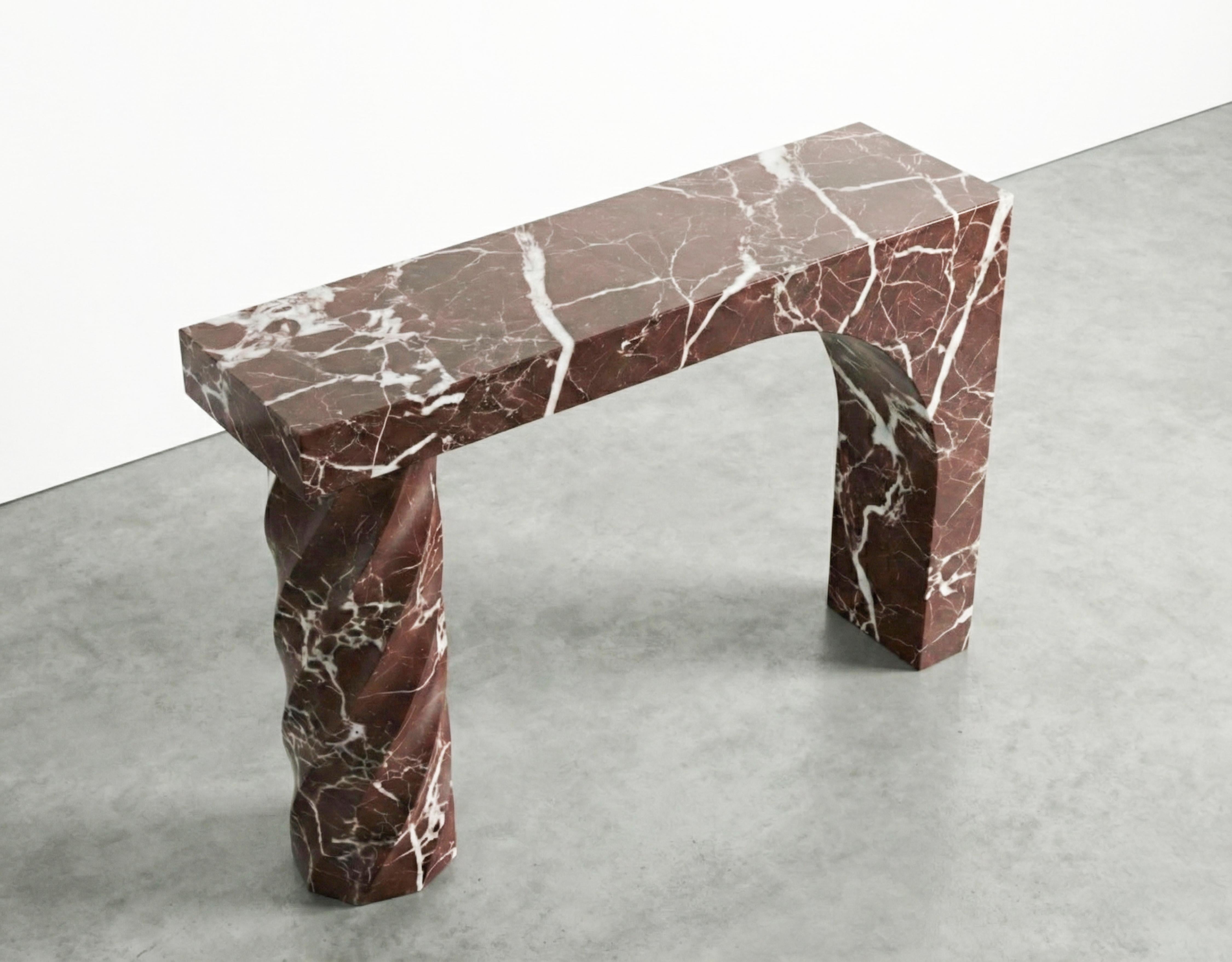 Turco Tavolo consolle scultoreo in marmo Rosso Levanto - Tavolo da ingresso personalizzato in marmo rosso in vendita