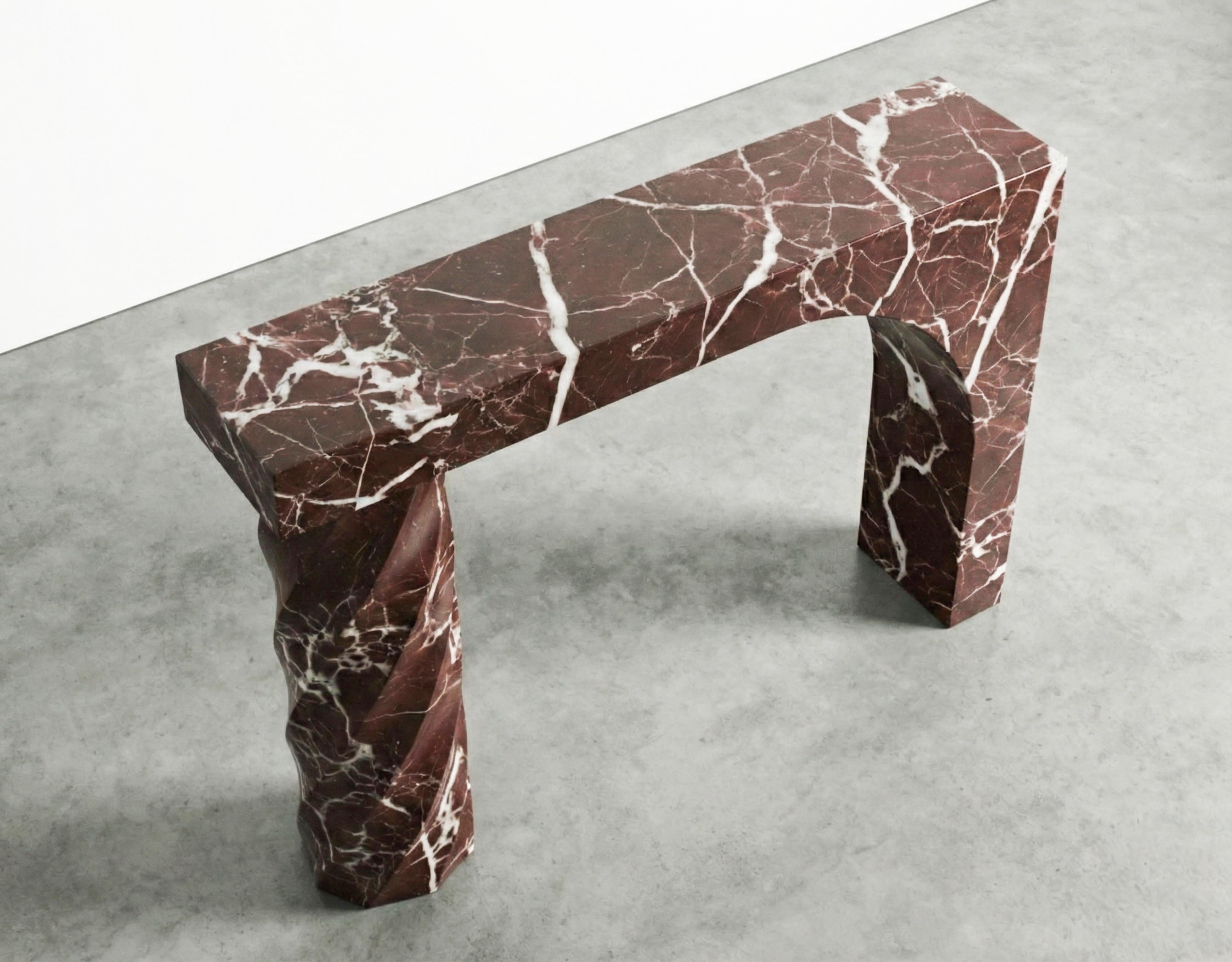 Intagliato Tavolo consolle scultoreo in marmo Rosso Levanto - Tavolo da ingresso personalizzato in marmo rosso in vendita