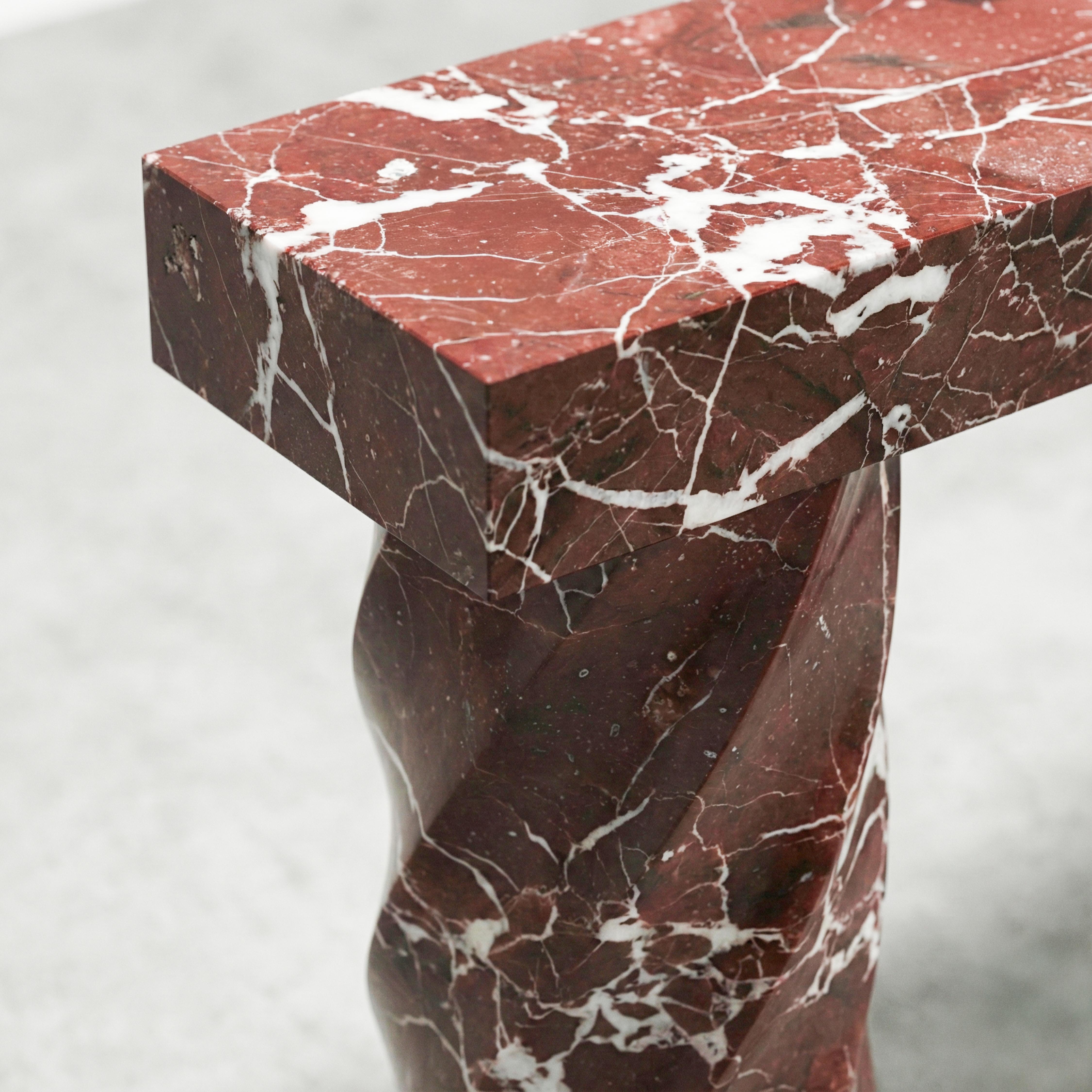 XXI secolo e contemporaneo Tavolo consolle scultoreo in marmo Rosso Levanto - Tavolo da ingresso personalizzato in marmo rosso in vendita