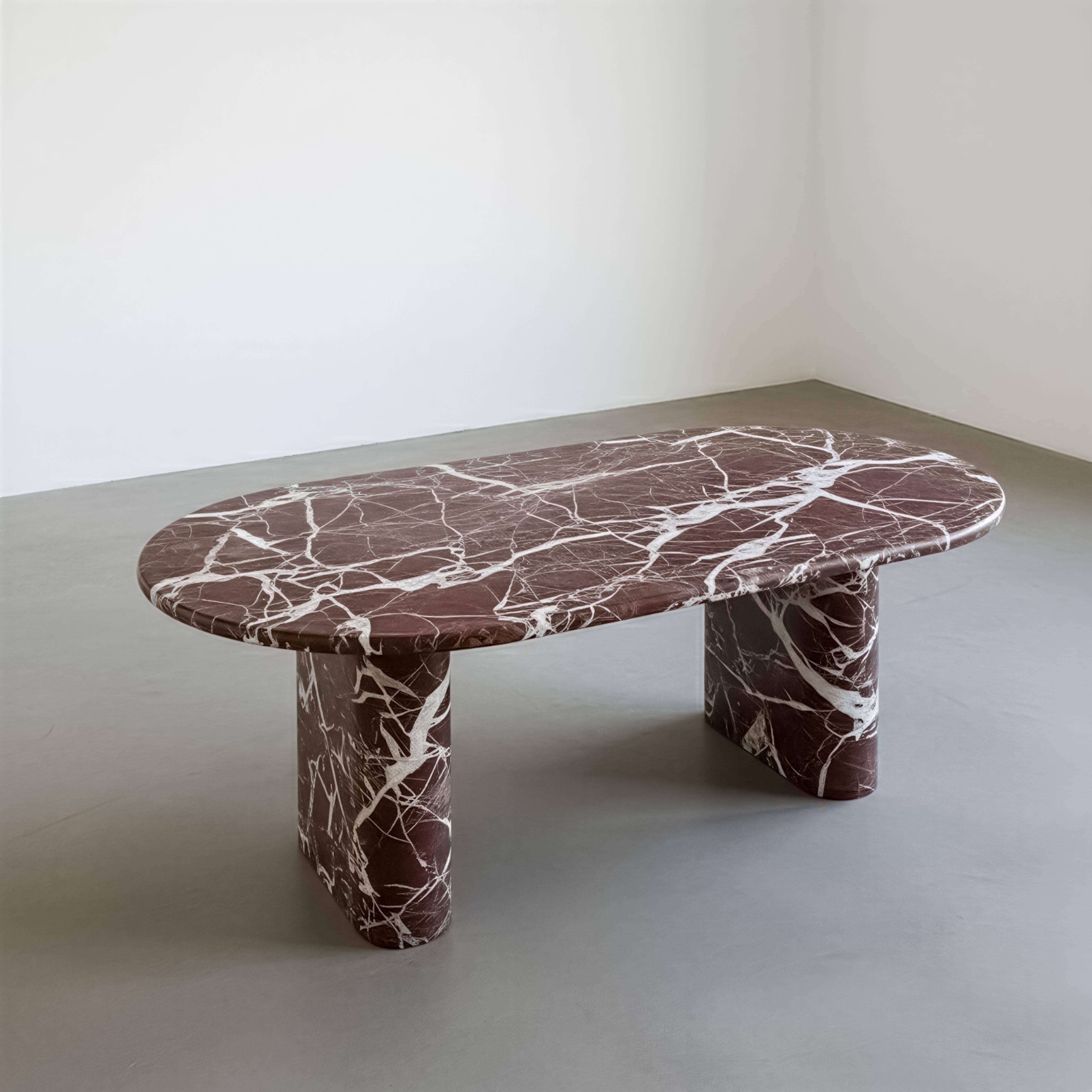 Sculpté Table de salle à manger sculpturale en marbre Rosso Levanto - Table en marbre au design italien en vente