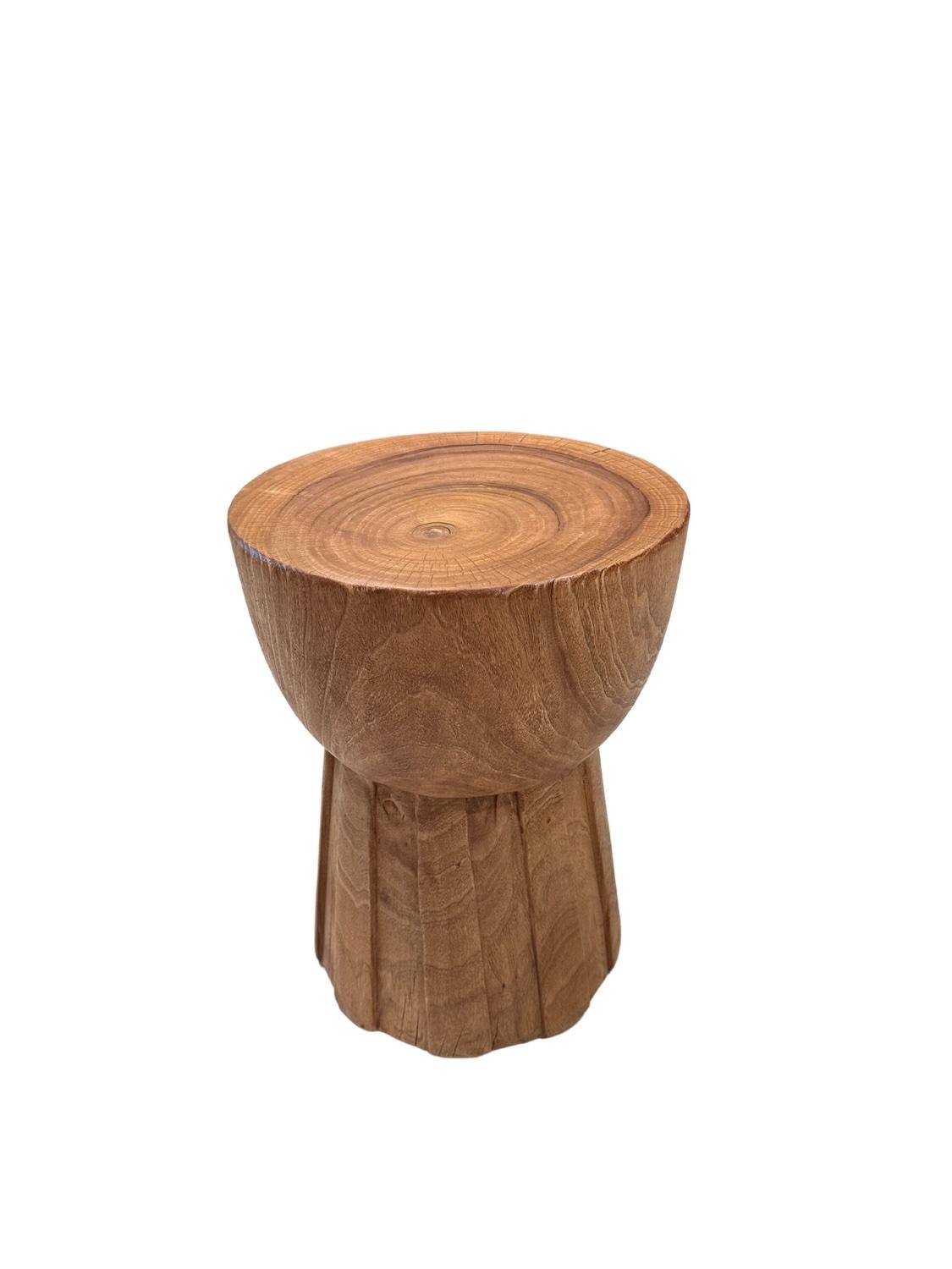 Mesa auxiliar escultural redonda de madera de alcanfor Moderno orgánico en venta