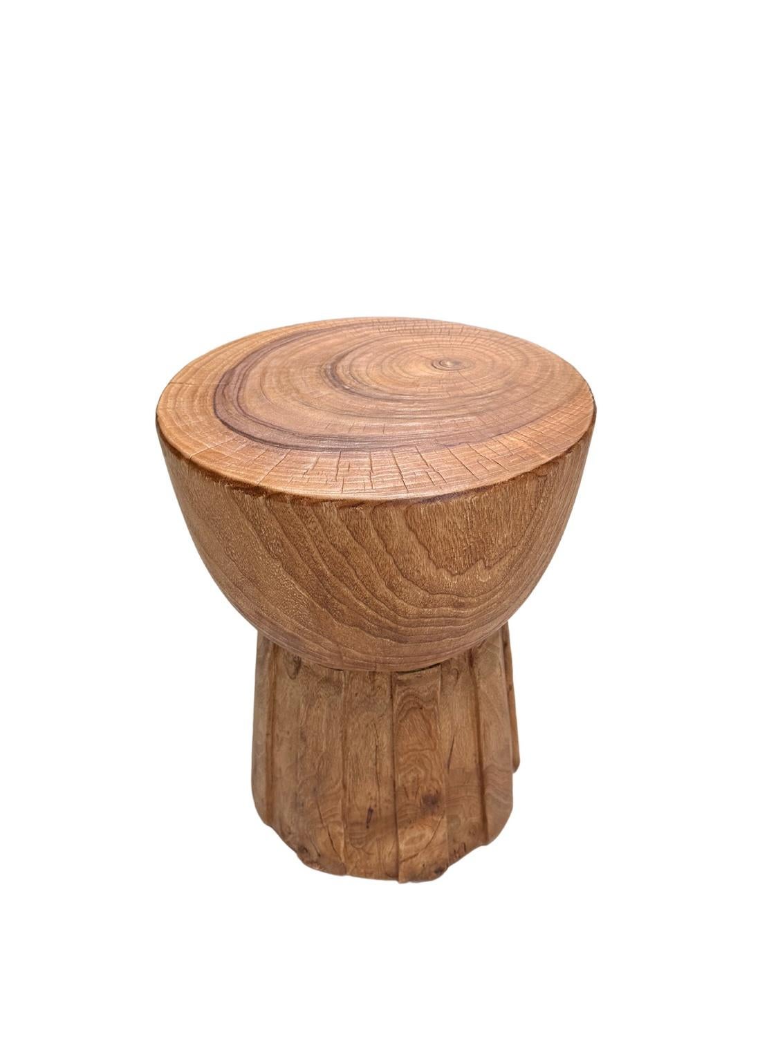 Mesa auxiliar escultural redonda de madera de alcanfor Chino en venta