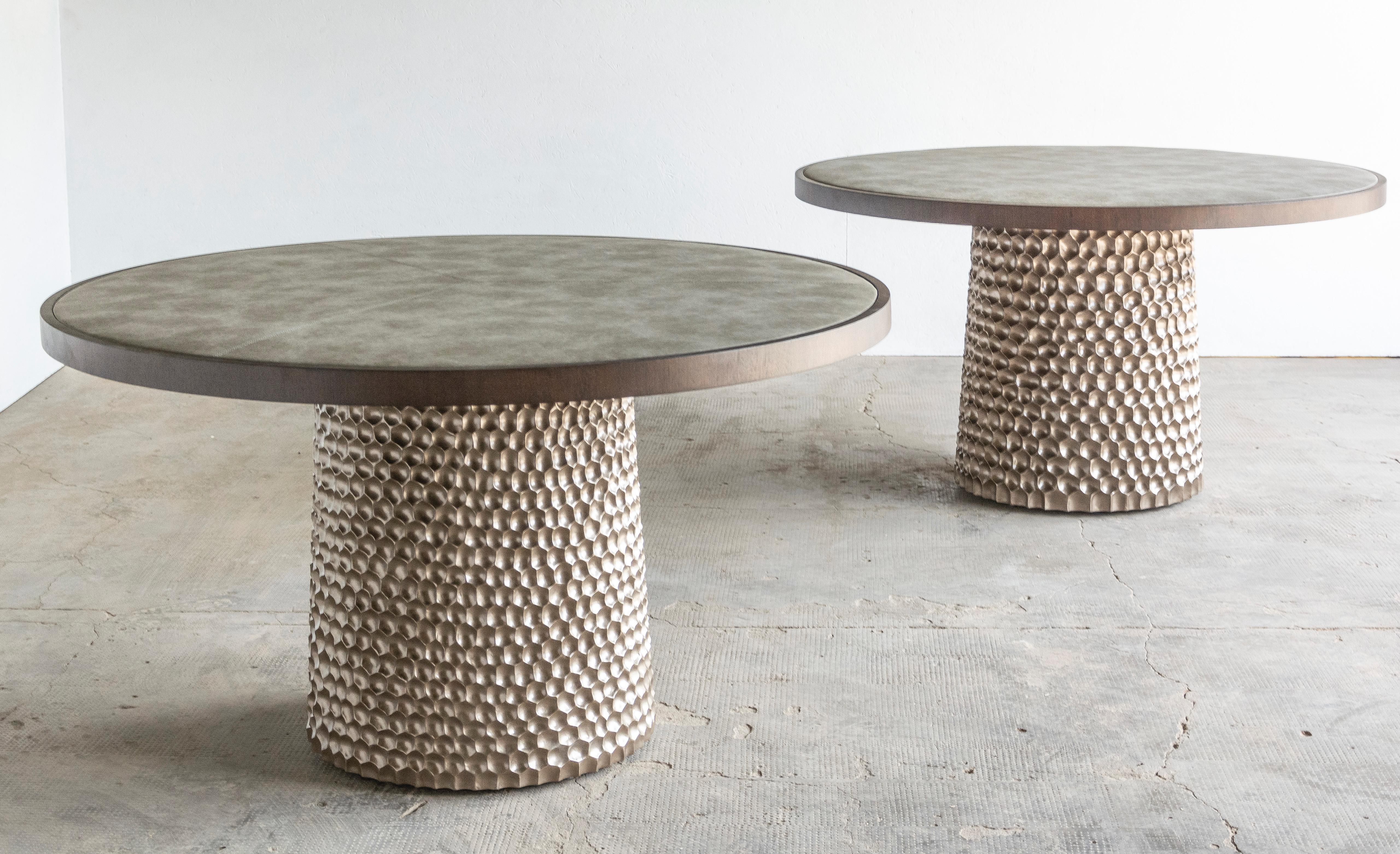 Skulpturaler runder geschnitzter Spieltisch aus Holz und Stoff aus Costantini Design, Giada im Angebot 3