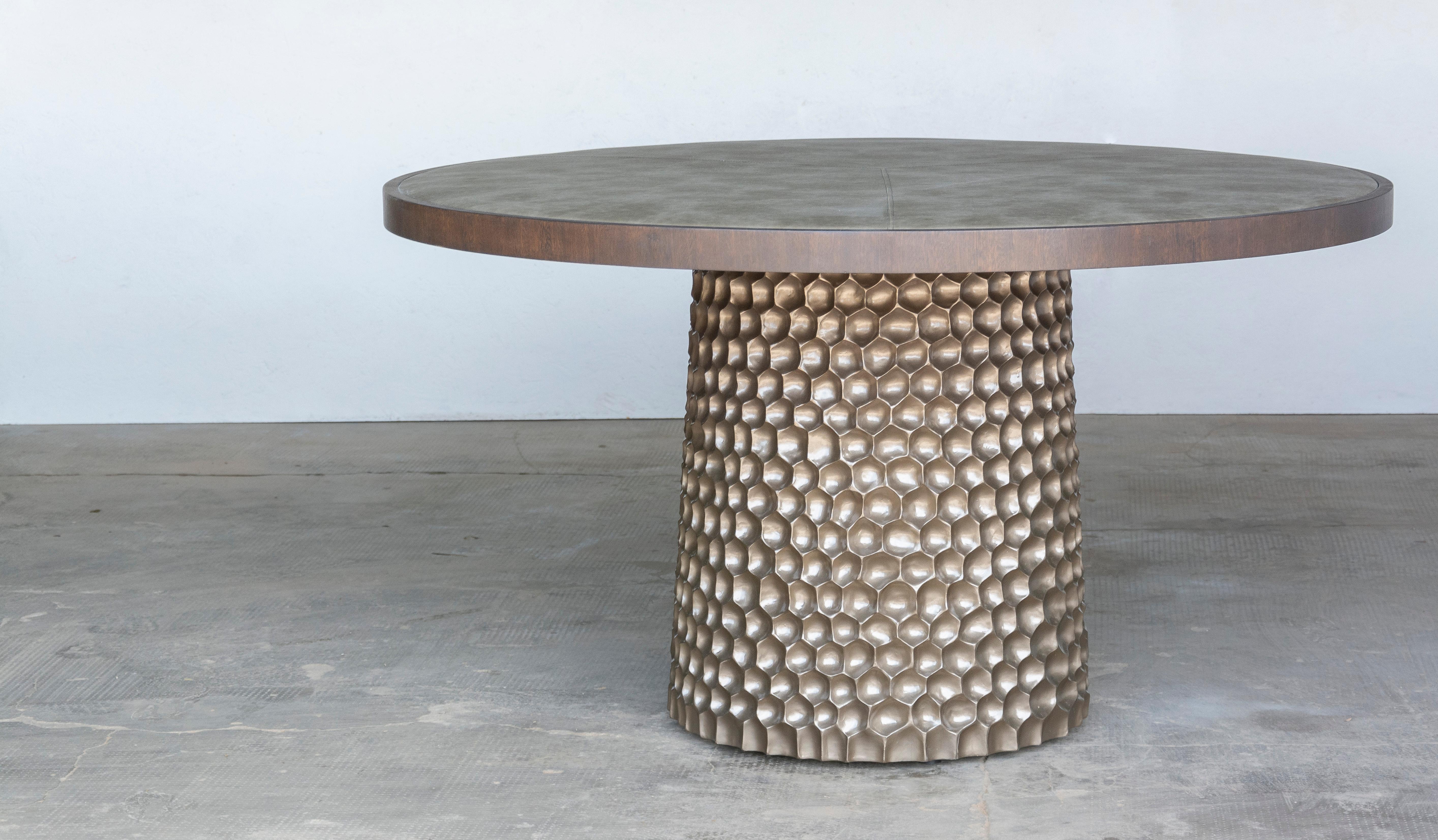 Skulpturaler runder geschnitzter Spieltisch aus Holz und Stoff aus Costantini Design, Giada (Moderne) im Angebot