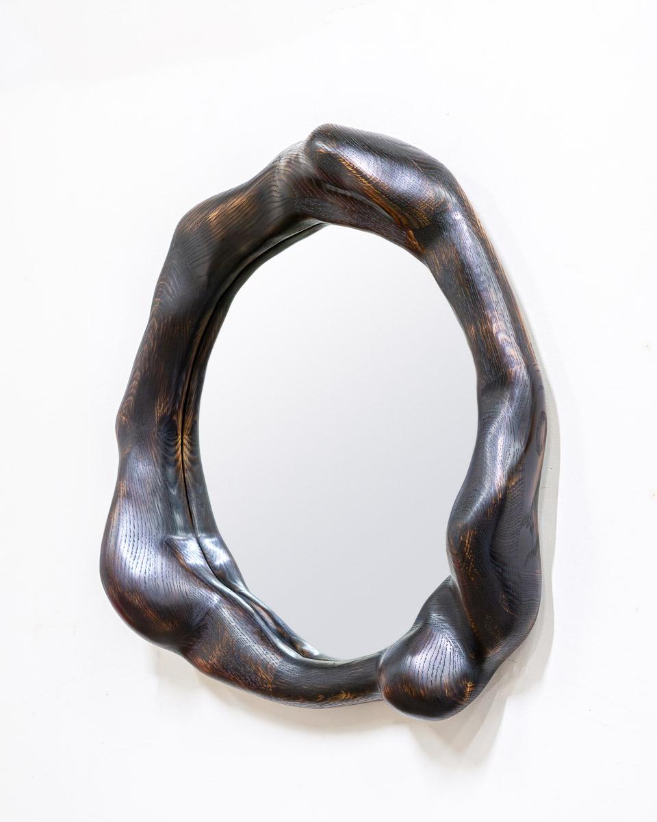 Postmoderno Specchio rotondo scultoreo con cornice in legno di Oak White carbonizzato di Alexander Knysch in vendita