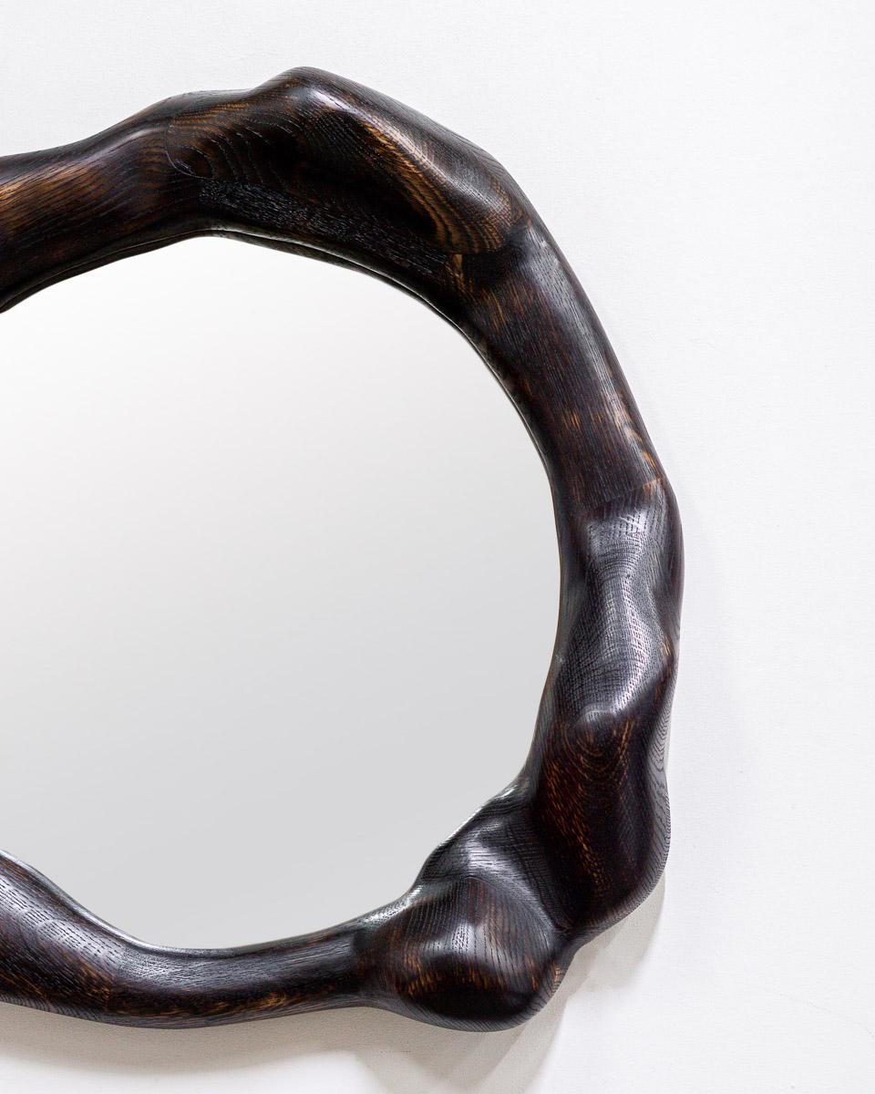Tedesco Specchio rotondo scultoreo con cornice in legno di Oak White carbonizzato di Alexander Knysch in vendita