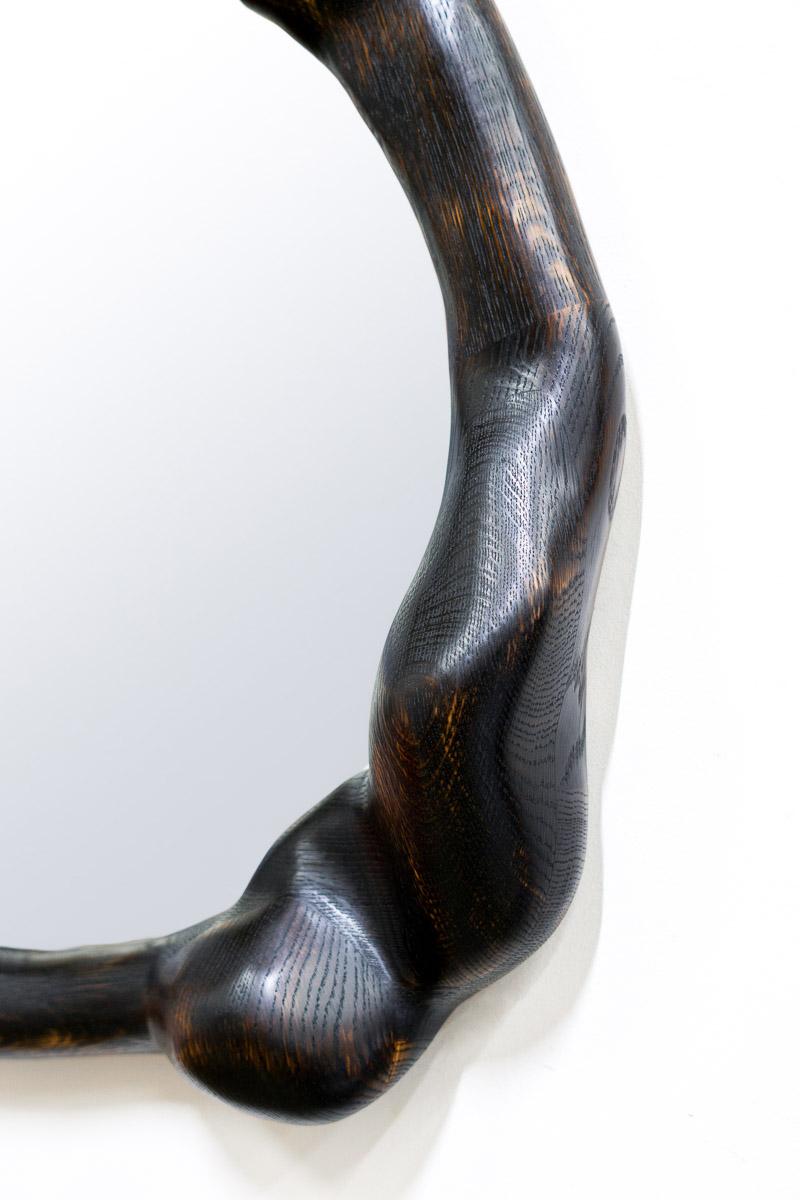 Specchio rotondo scultoreo con cornice in legno di Oak White carbonizzato di Alexander Knysch In condizioni Nuovo in vendita a Geneve, CH