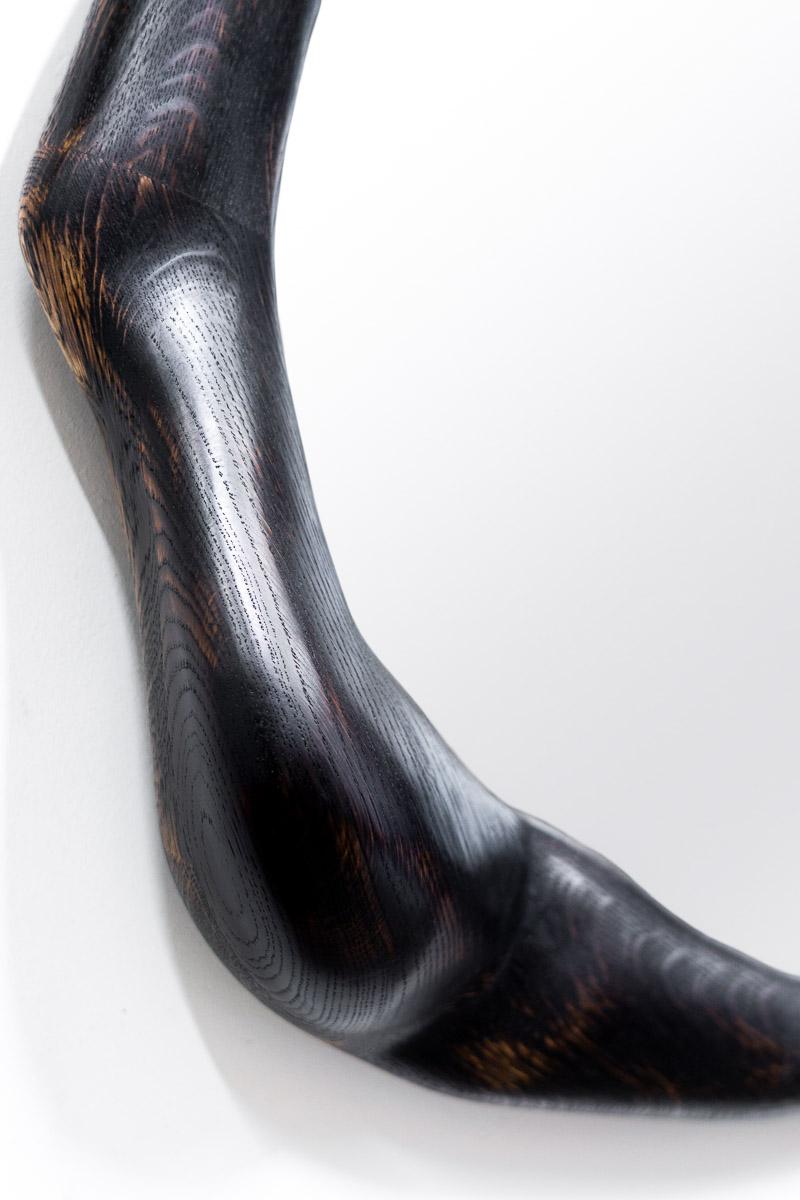 XXI secolo e contemporaneo Specchio rotondo scultoreo con cornice in legno di Oak White carbonizzato di Alexander Knysch in vendita