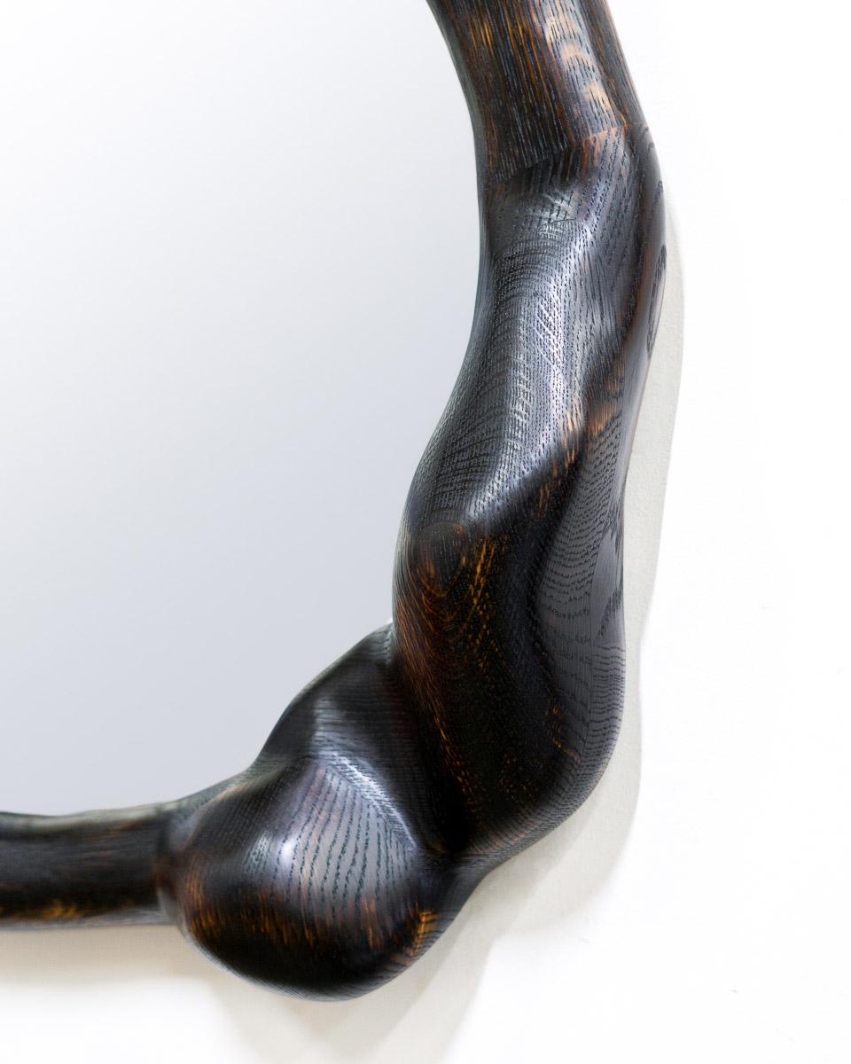 Quercia Specchio rotondo scultoreo con cornice in legno di Oak White carbonizzato di Alexander Knysch in vendita