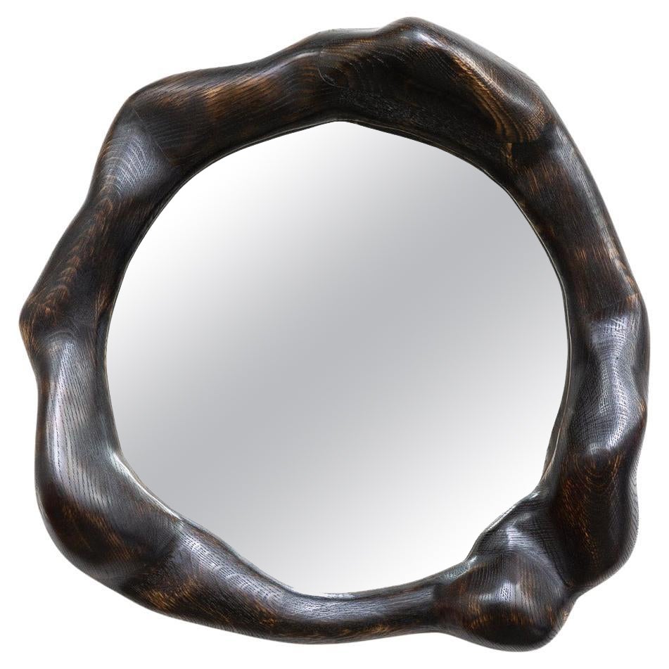 Specchio rotondo scultoreo con cornice in legno di Oak White carbonizzato di Alexander Knysch
