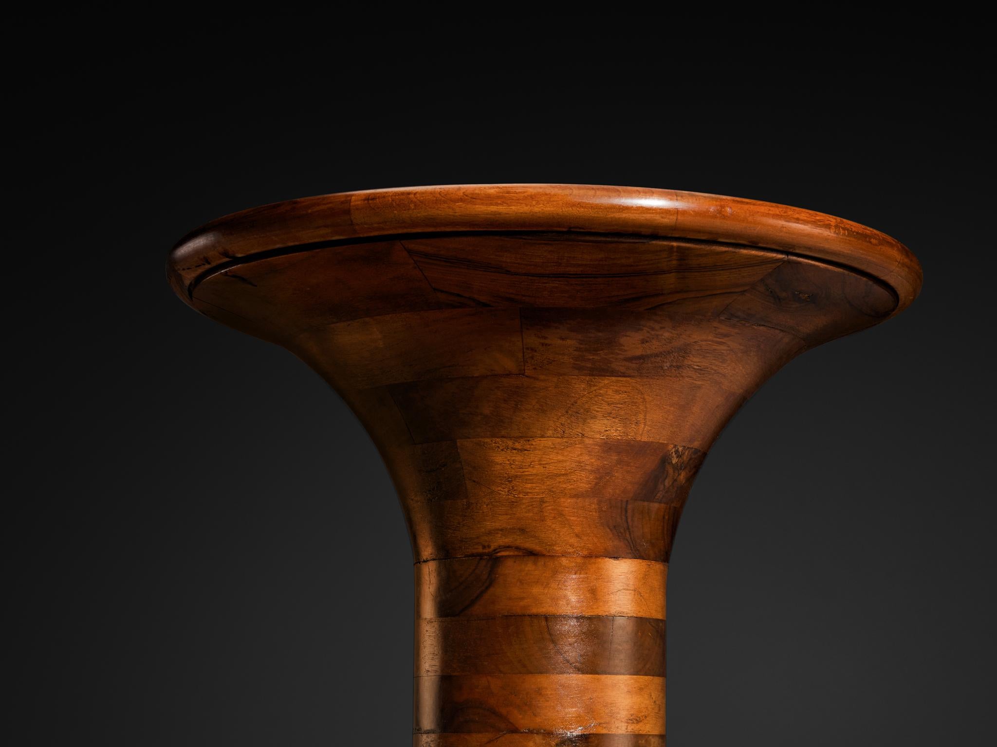 Table d'appoint ronde sculpturale en noyer en vente 1