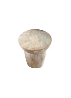 Tavolino rotondo scultoreo in legno di mango, moderno e organico