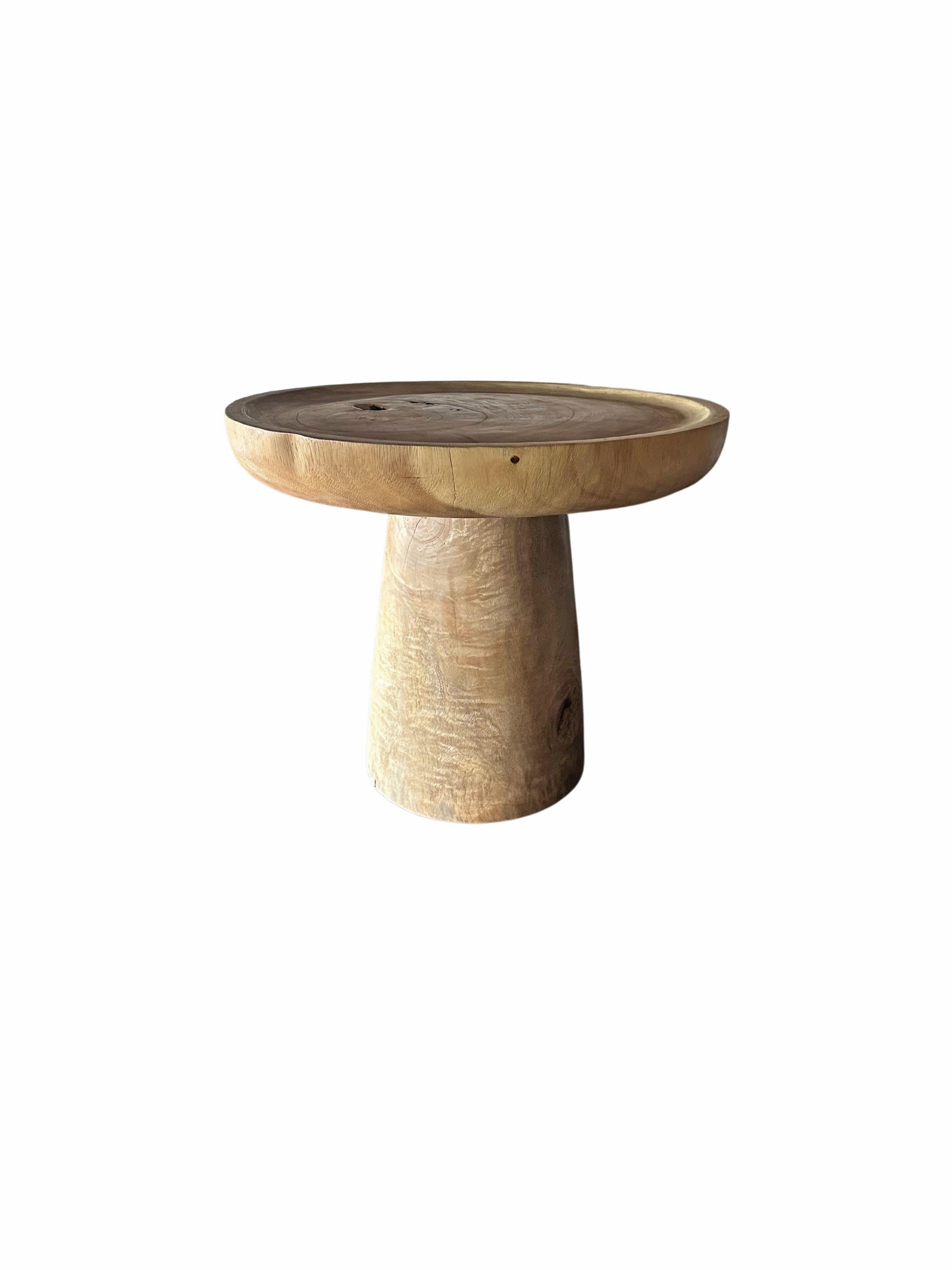 Organique Table d'appoint ronde sculpturale en bois de Mango naturel en vente