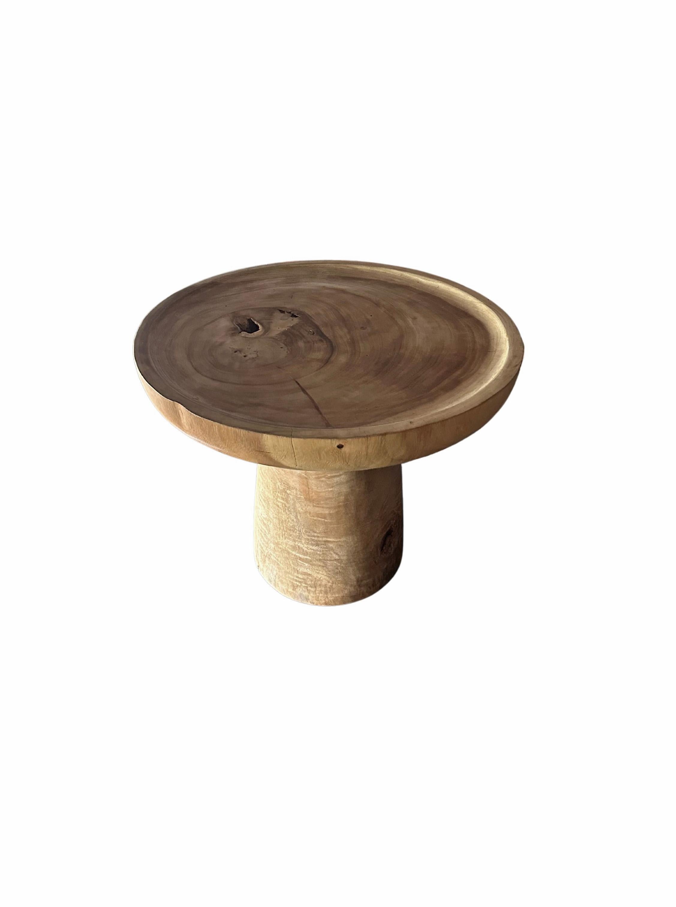 Indonésien Table d'appoint ronde sculpturale en bois de Mango naturel en vente