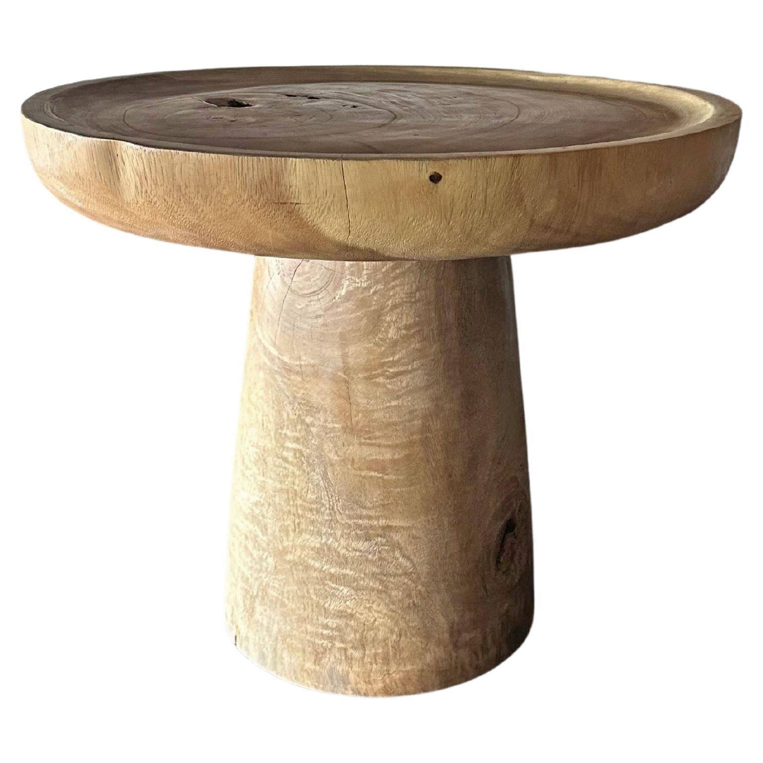 Table d'appoint ronde sculpturale en bois de Mango naturel en vente