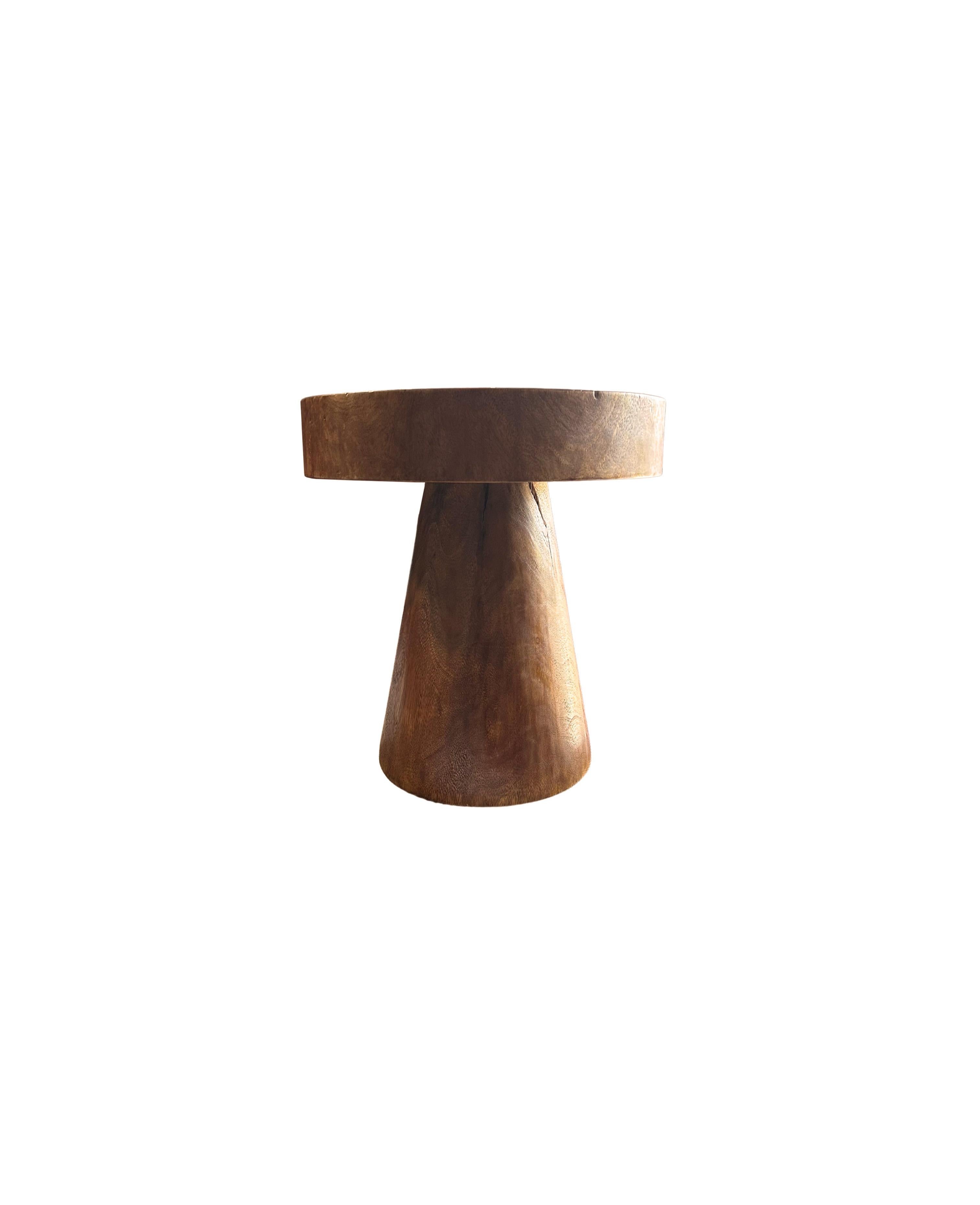 Mesa Auxiliar Redonda Escultórica Madera de Suar Indonesio en venta