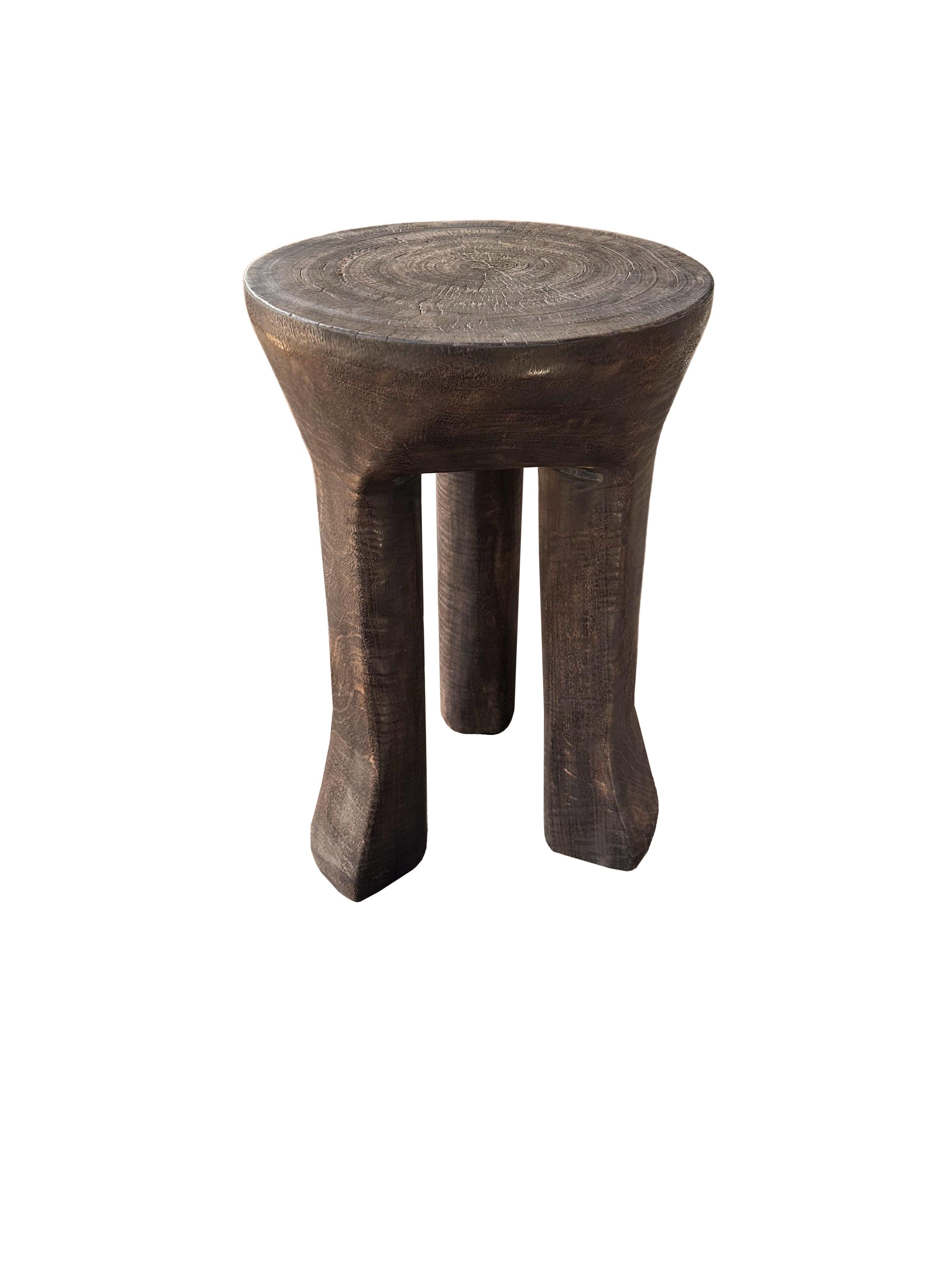 Skulpturaler runder Beistelltisch mit geschwungenen Beinen, Massiv Mangoholz, modern organisch, skulptural (Organische Moderne) im Angebot