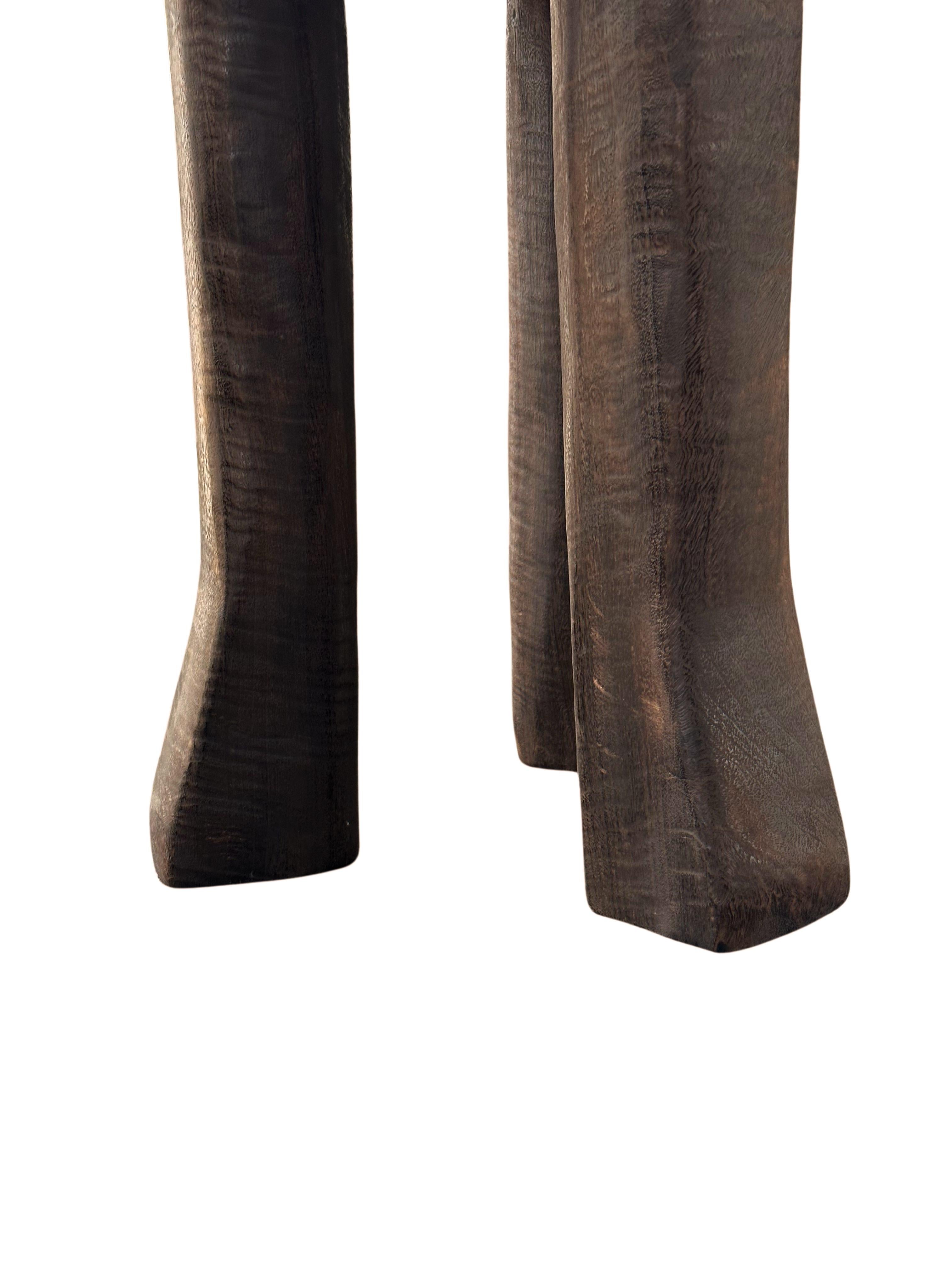 Skulpturaler runder Beistelltisch mit geschwungenen Beinen, Massiv Mangoholz, modern organisch, skulptural (Indonesisch) im Angebot