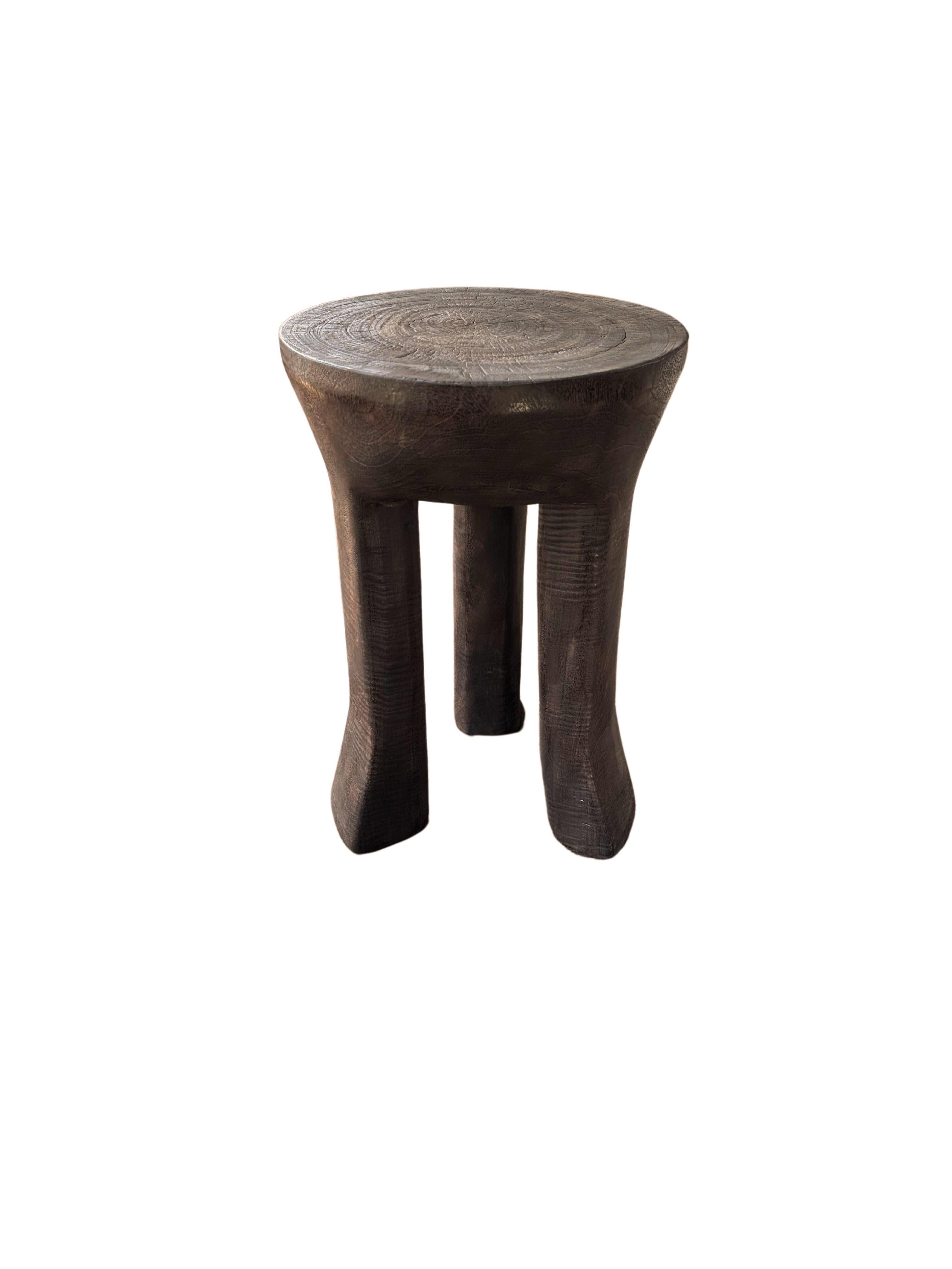 Skulpturaler runder Beistelltisch mit geschwungenen Beinen, Massiv Mangoholz, modern organisch, skulptural (Handgeschnitzt) im Angebot