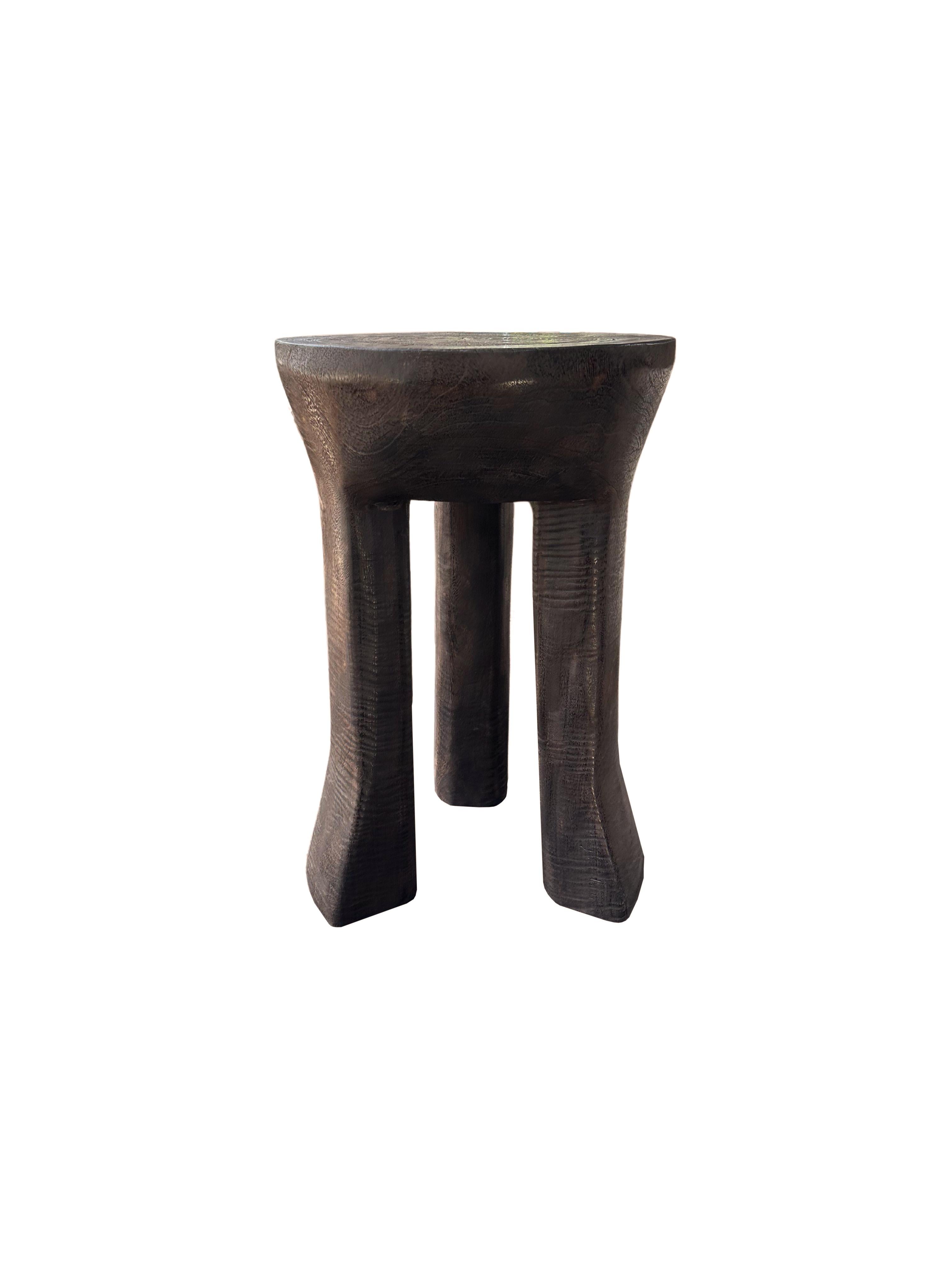 Skulpturaler runder Beistelltisch mit geschwungenen Beinen, Massiv Mangoholz, modern organisch, skulptural im Zustand „Neu“ im Angebot in Jimbaran, Bali