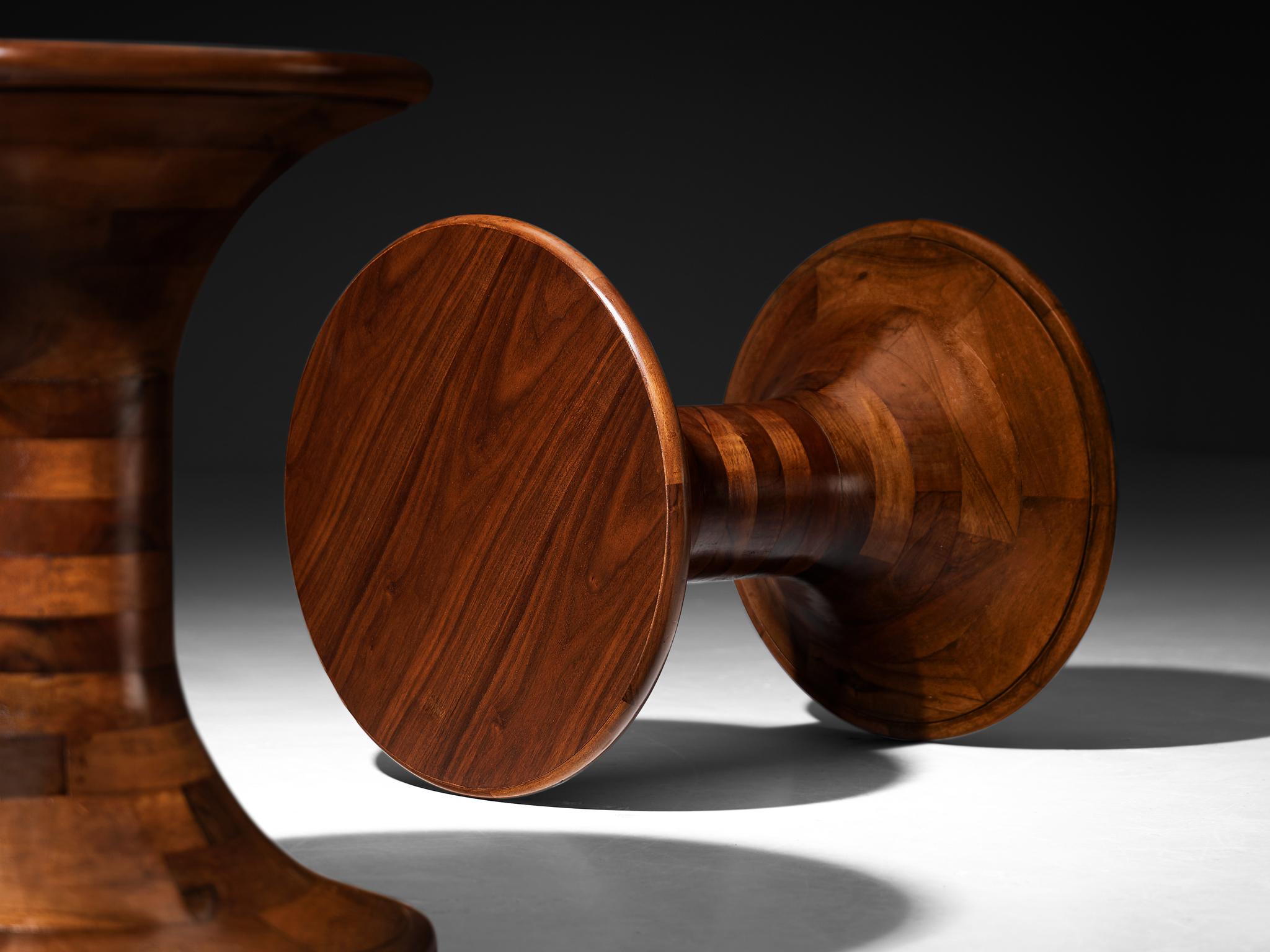 Skulpturale runde Beistelltische aus Nussbaum im Angebot 1