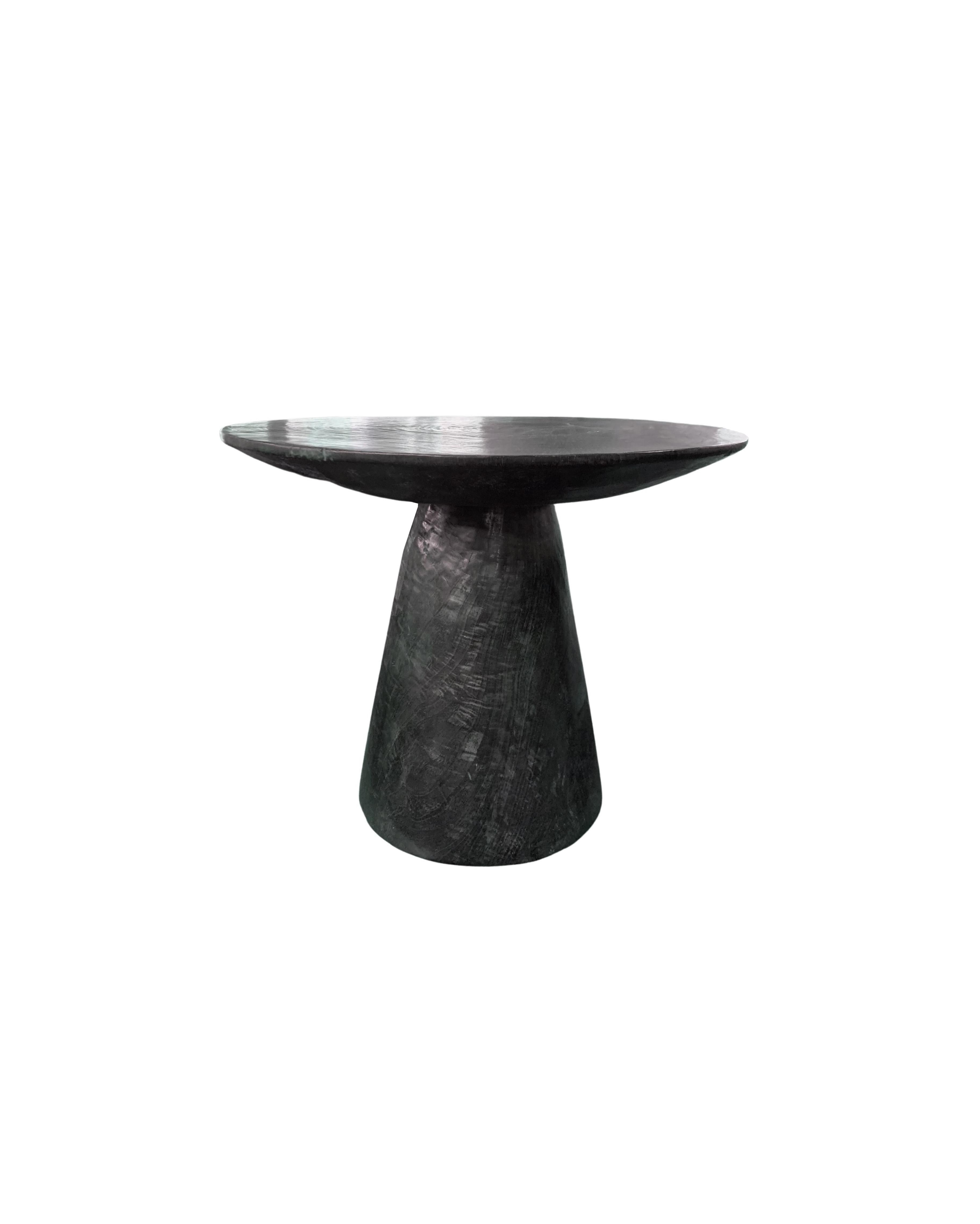 Organique Table ronde sculpturale fabriquée en bois de Mango, finition brûlée, organique moderne en vente
