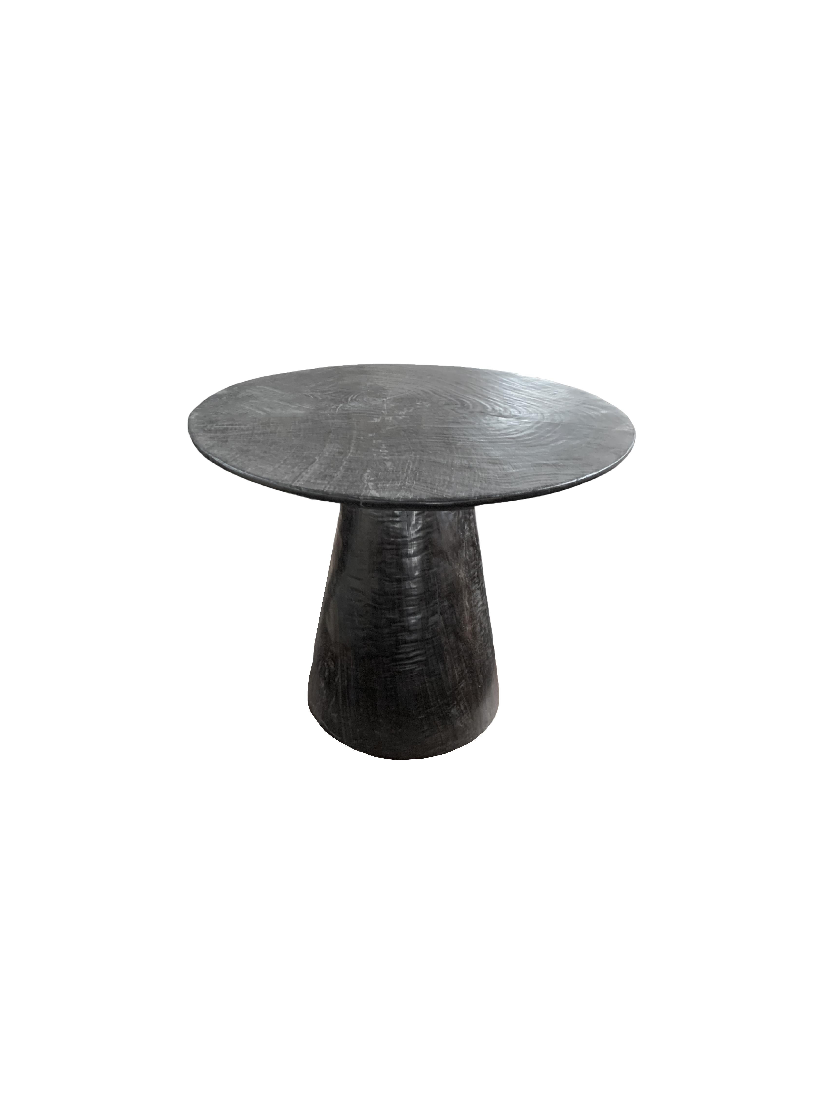 Indonésien Table ronde sculpturale fabriquée en bois de Mango, finition brûlée, organique moderne en vente