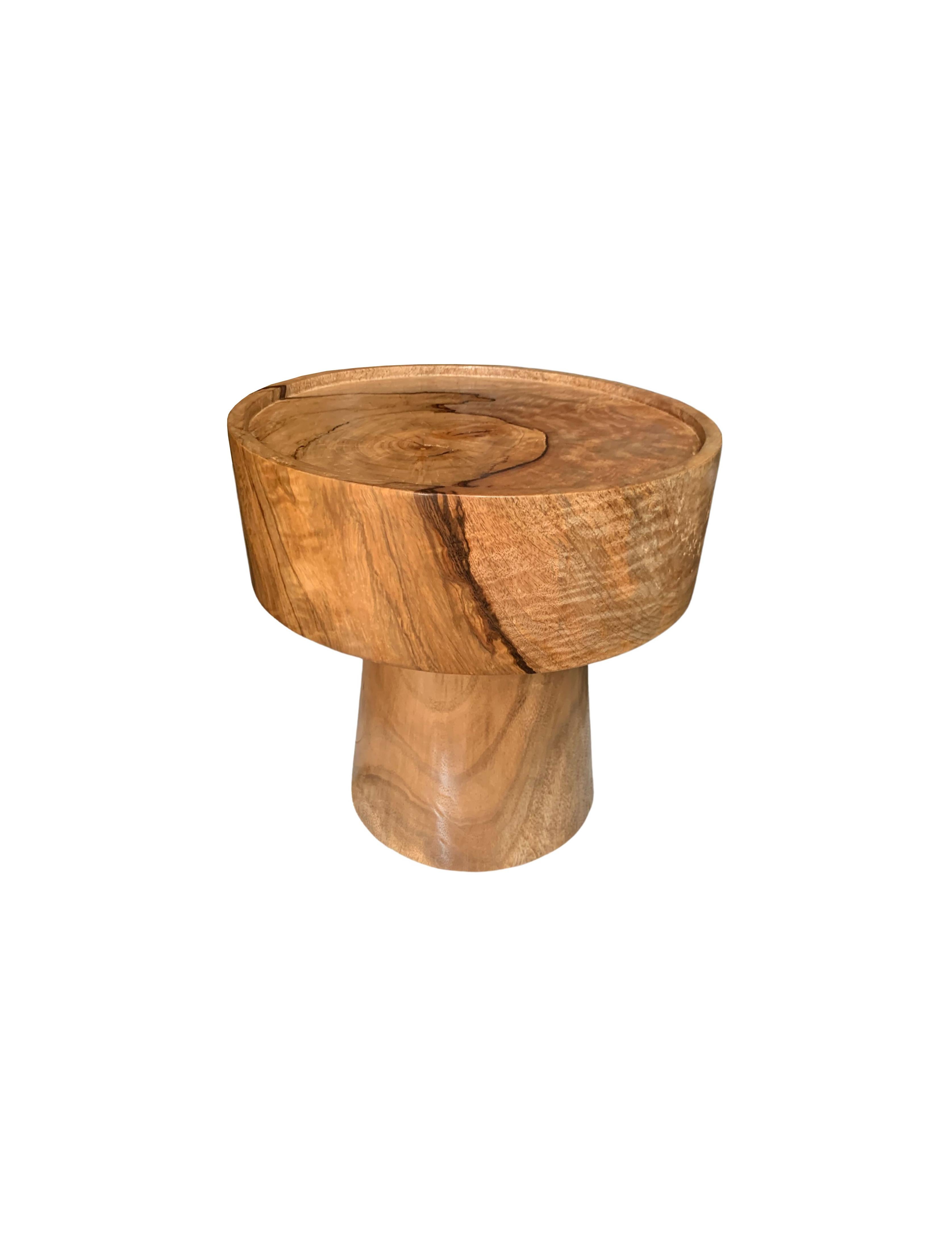 Une table d'appoint ronde merveilleusement sculpturale, avec une finition naturelle. Son pigment neutre et sa subtile texture de bois en font un produit parfait pour tout espace. Une pièce unique, sculpturale et polyvalente, qui ne manquera pas de