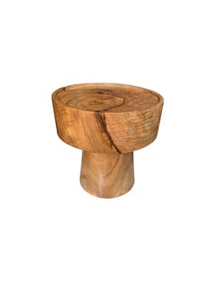 Table ronde sculpturale fabriquée en bois de Mango massif, finition naturelle