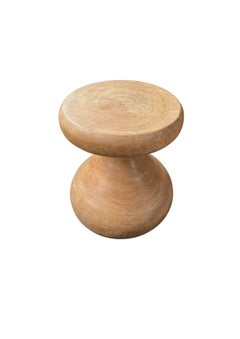 Skulpturaler runder Tisch aus massivem Mangoholz, natürlich lackiert