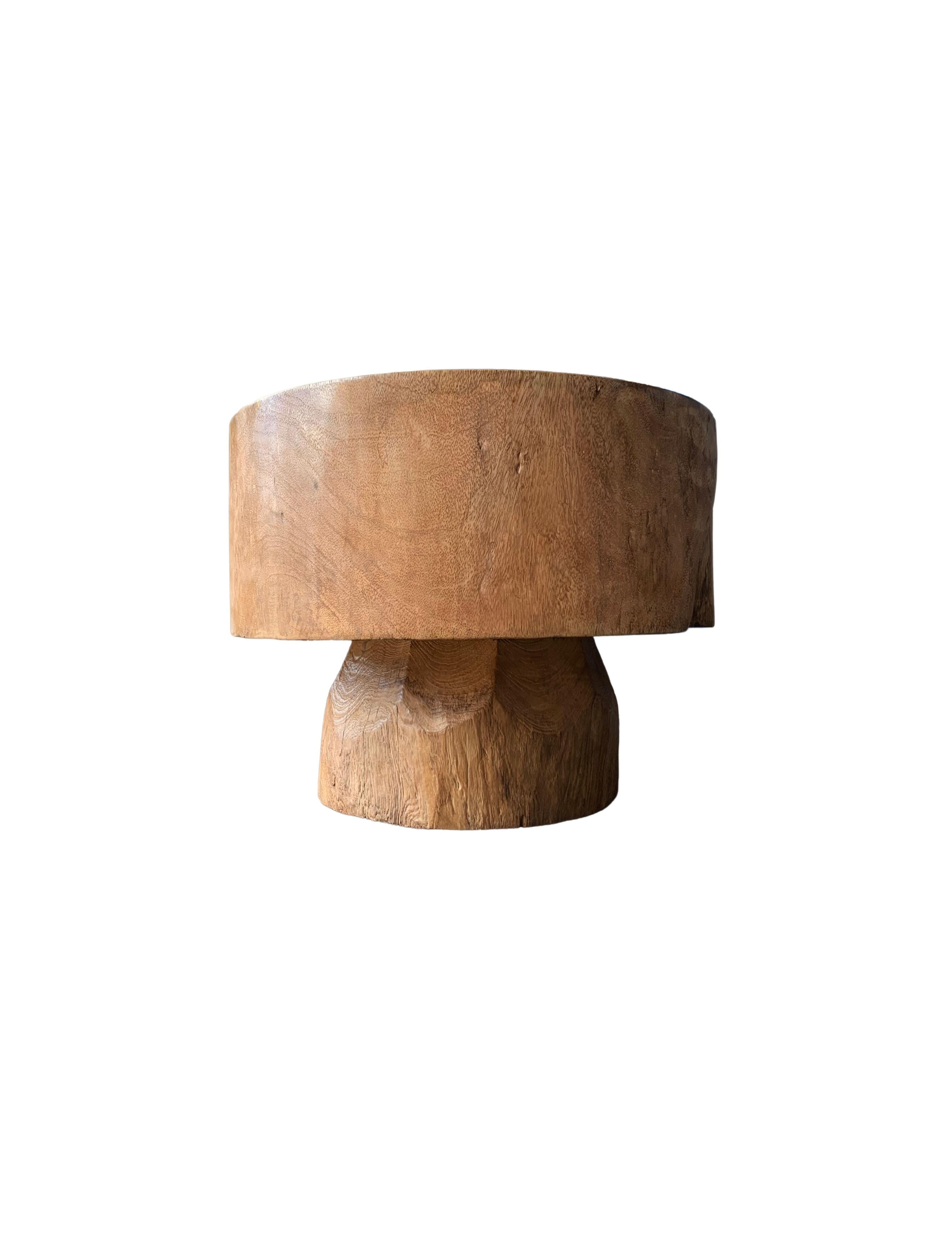 Organique Table ronde sculpturale fabriquée en bois de Mango massif, finition naturelle en vente