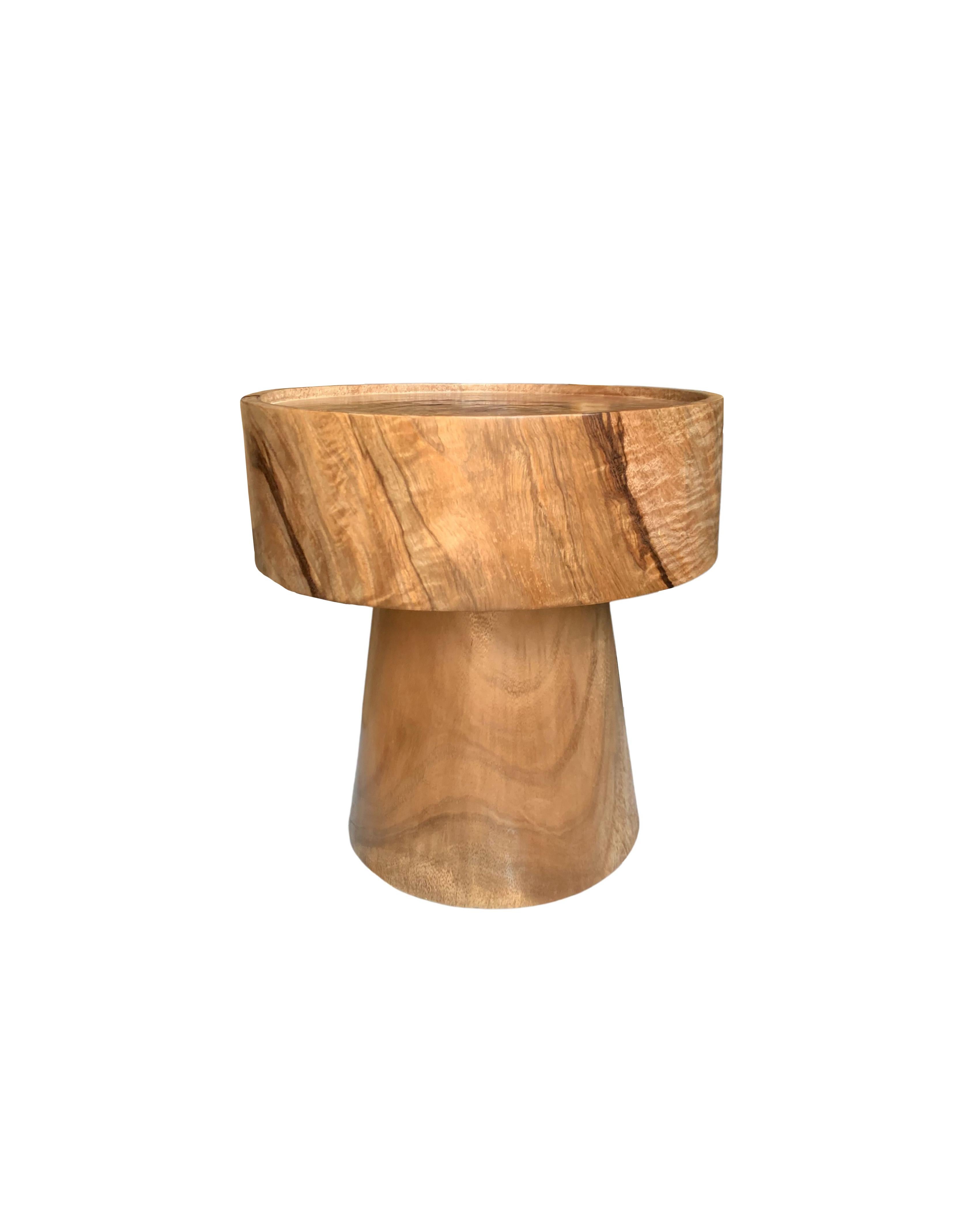 Organique Table ronde sculpturale fabriquée en bois de Mango massif, finition naturelle en vente