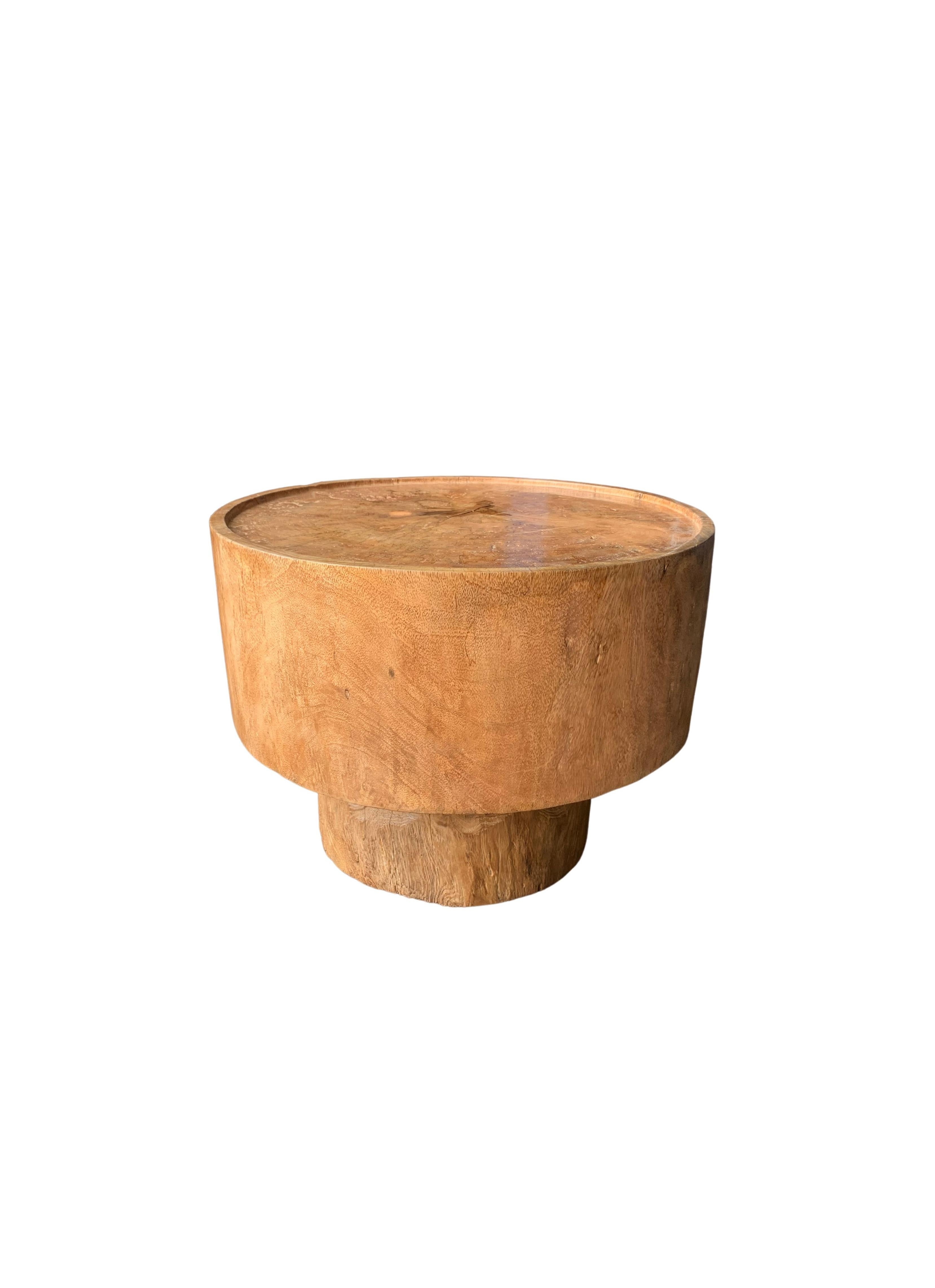 Indonésien Table ronde sculpturale fabriquée en bois de Mango massif, finition naturelle en vente