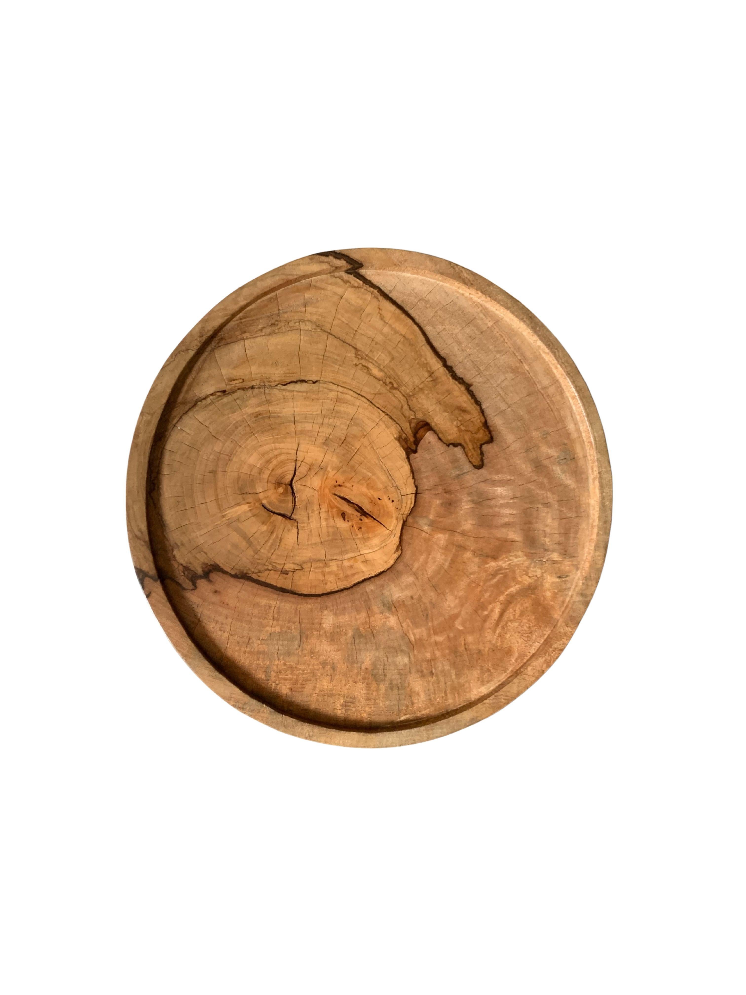Fait main Table ronde sculpturale fabriquée en bois de Mango massif, finition naturelle en vente