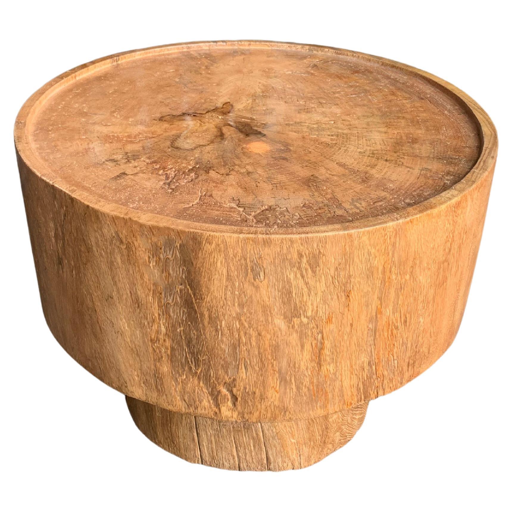 Table ronde sculpturale fabriquée en bois de Mango massif, finition naturelle